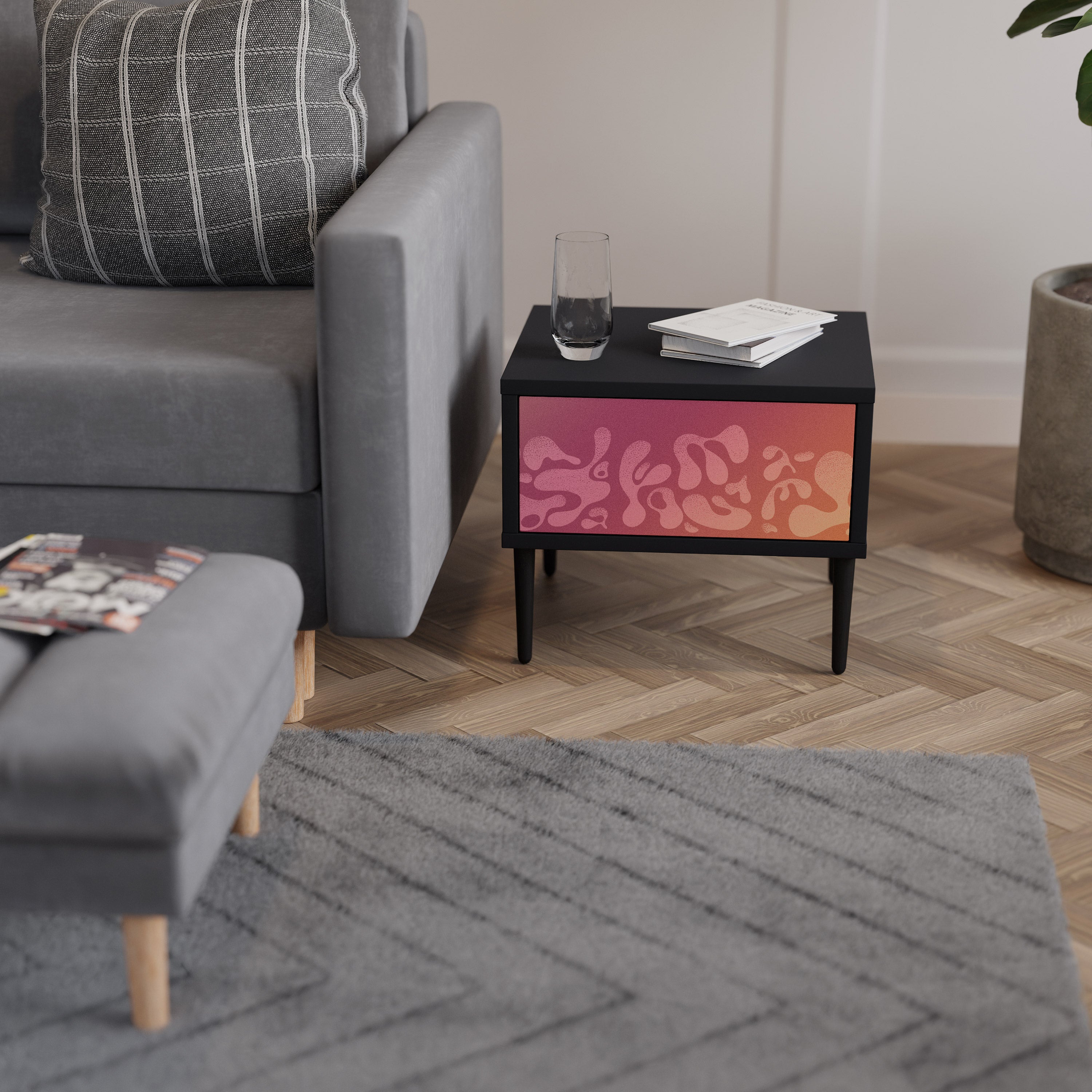 IRREGULAR PINK Nachttisch in schwarzem Finish