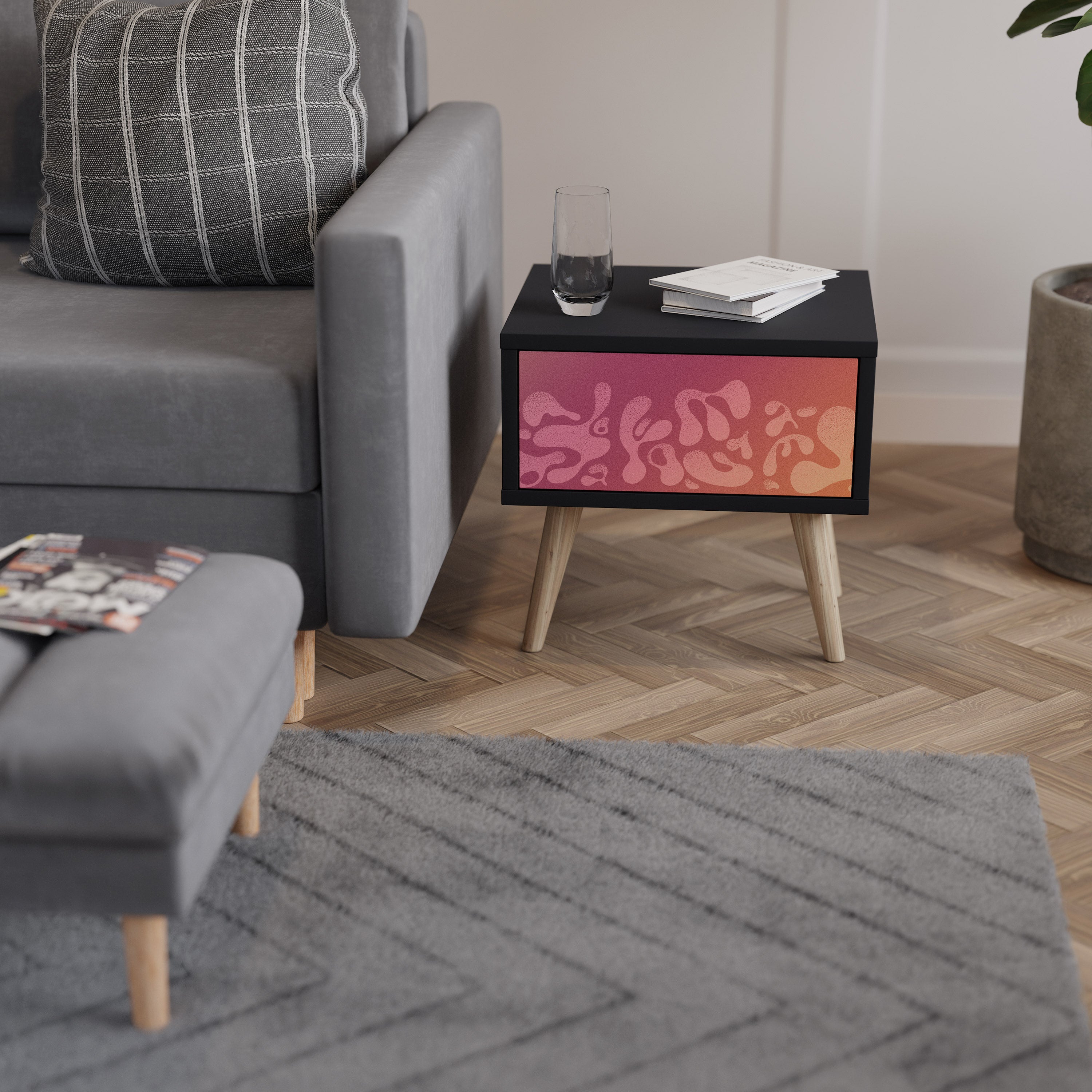 IRREGULAR PINK Nachttisch in schwarzem Finish