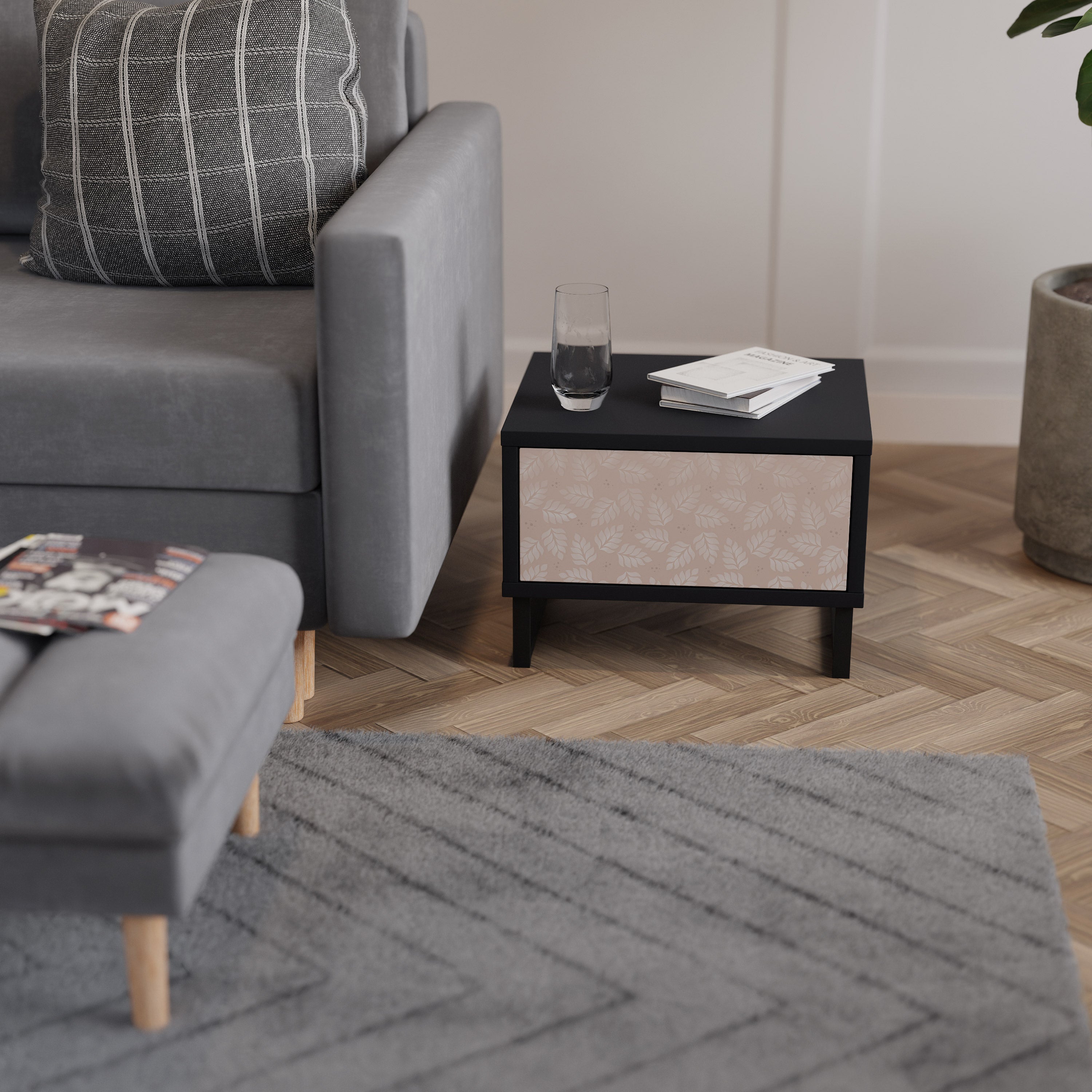 LEAVES ON BEIGE Nachttisch in schwarzem Finish
