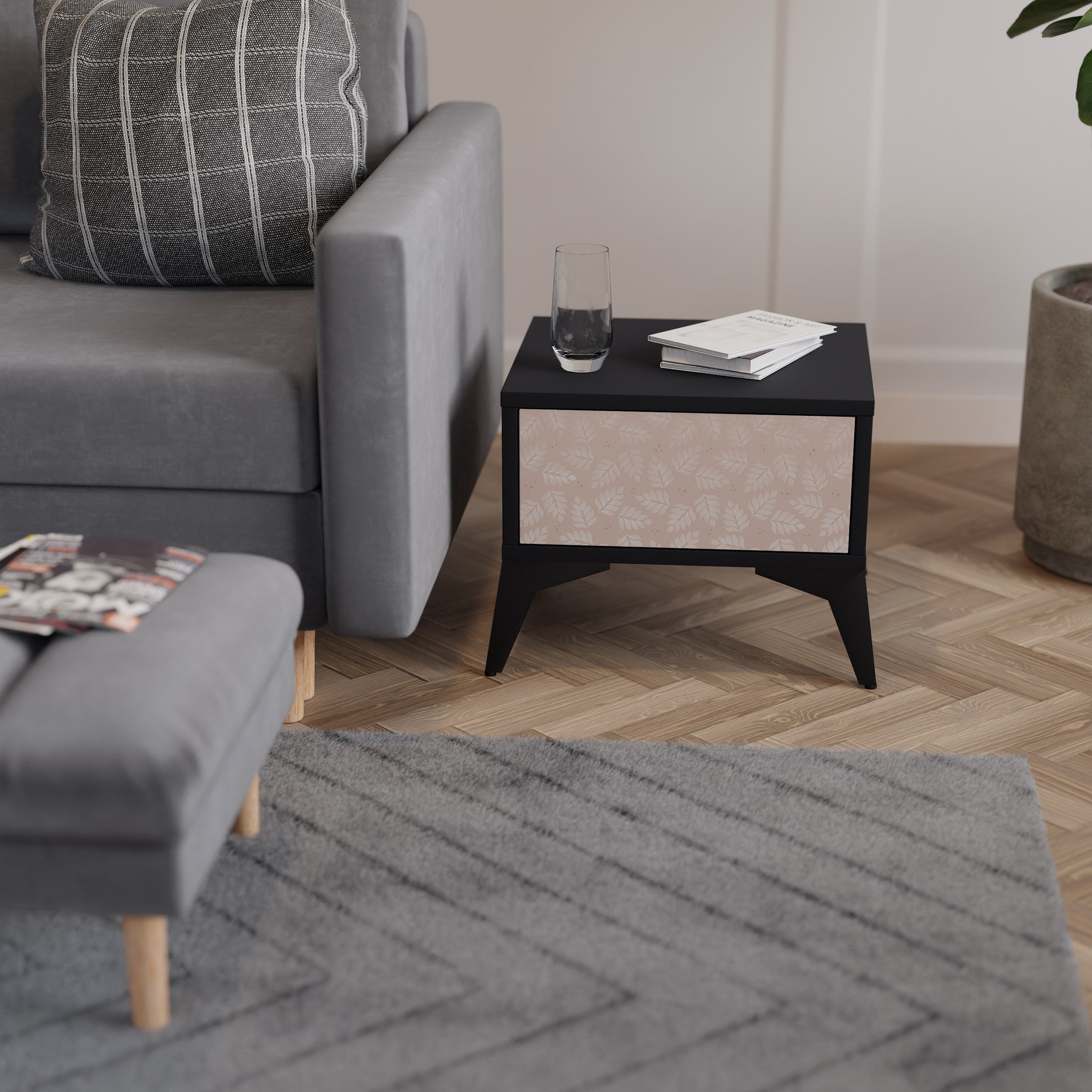 LEAVES ON BEIGE Nachttisch in schwarzem Finish