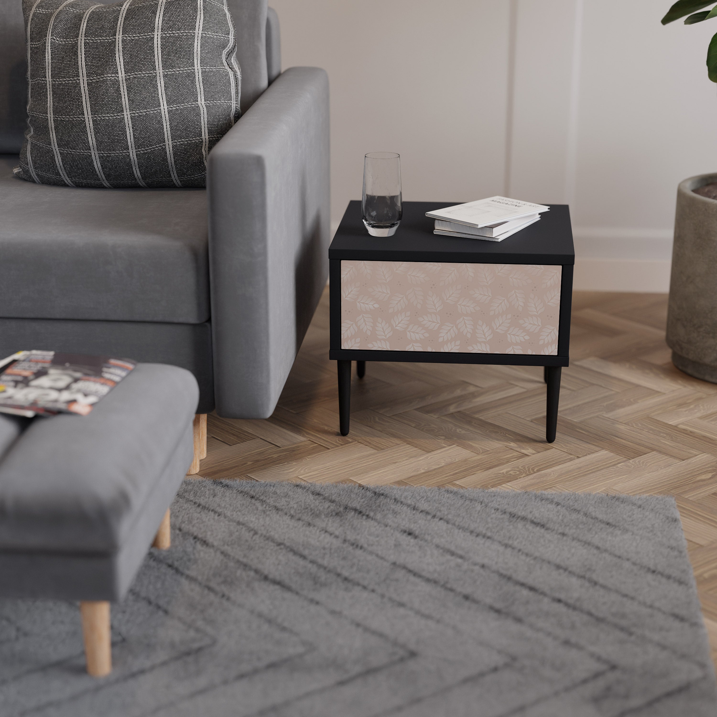 LEAVES ON BEIGE Nachttisch in schwarzem Finish
