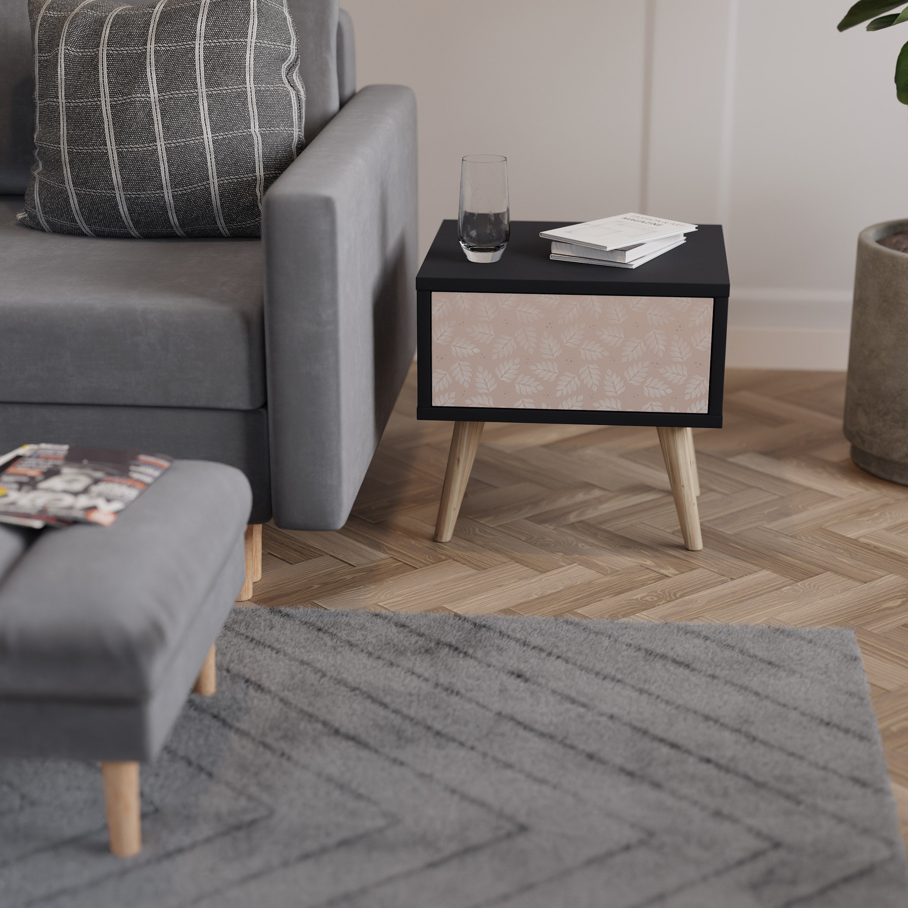 LEAVES ON BEIGE Nachttisch in schwarzem Finish