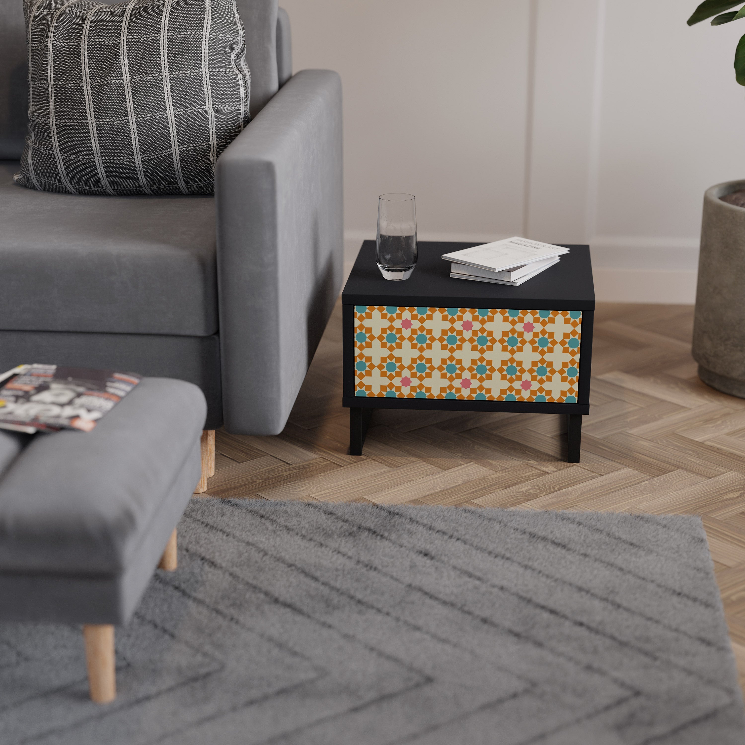 Nachttisch mit Blumendekor in Schwarz