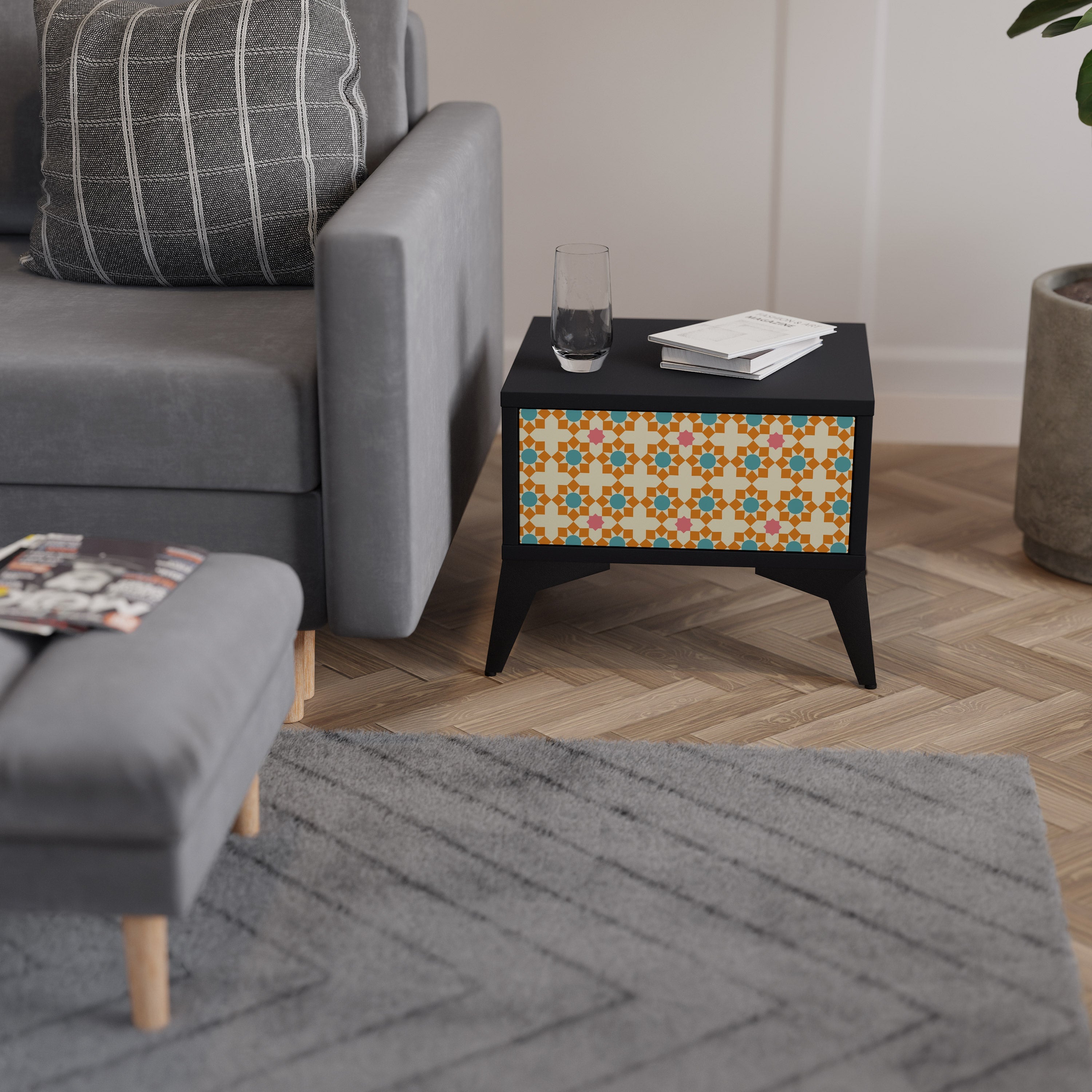 Nachttisch mit Blumendekor in Schwarz