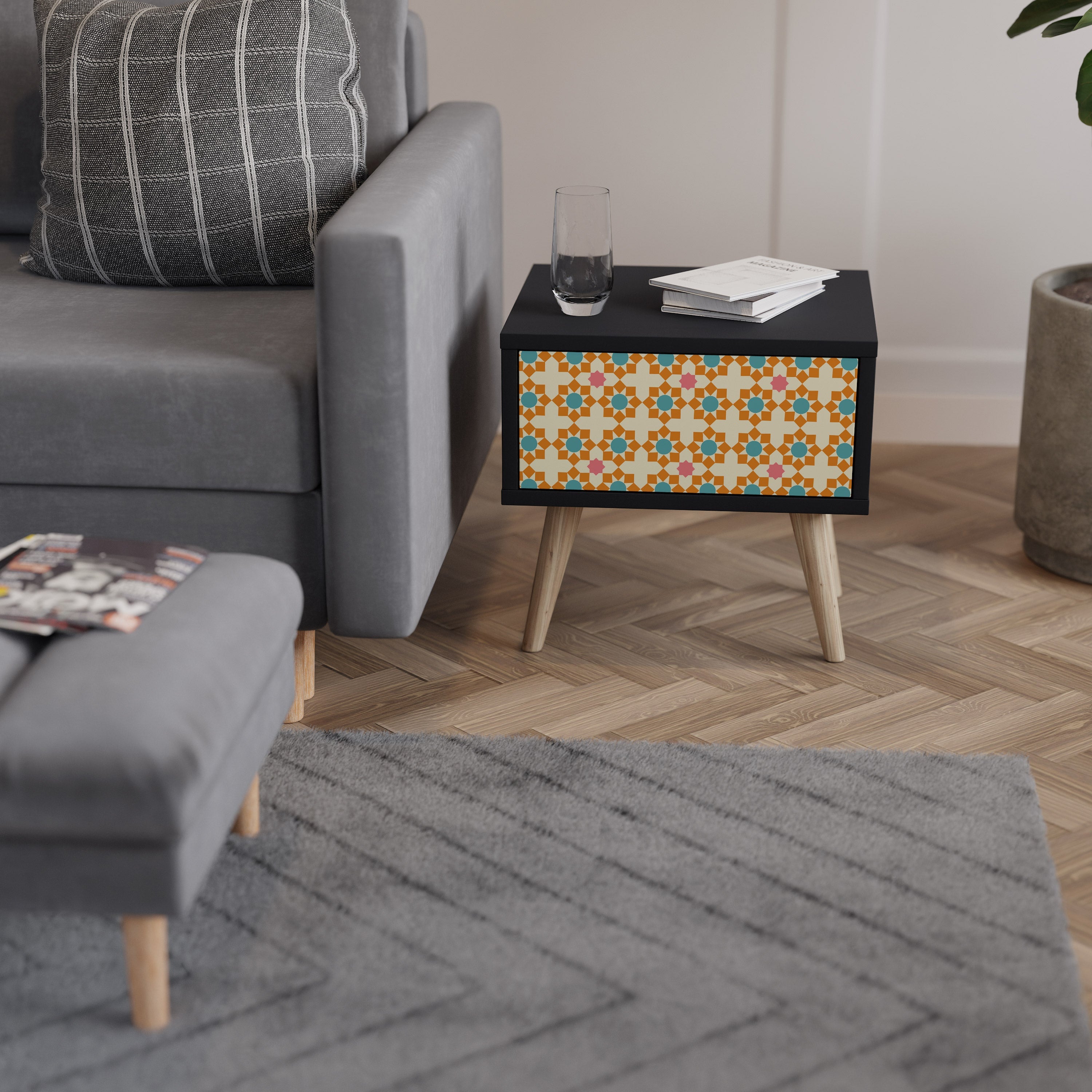 Nachttisch mit Blumendekor in Schwarz