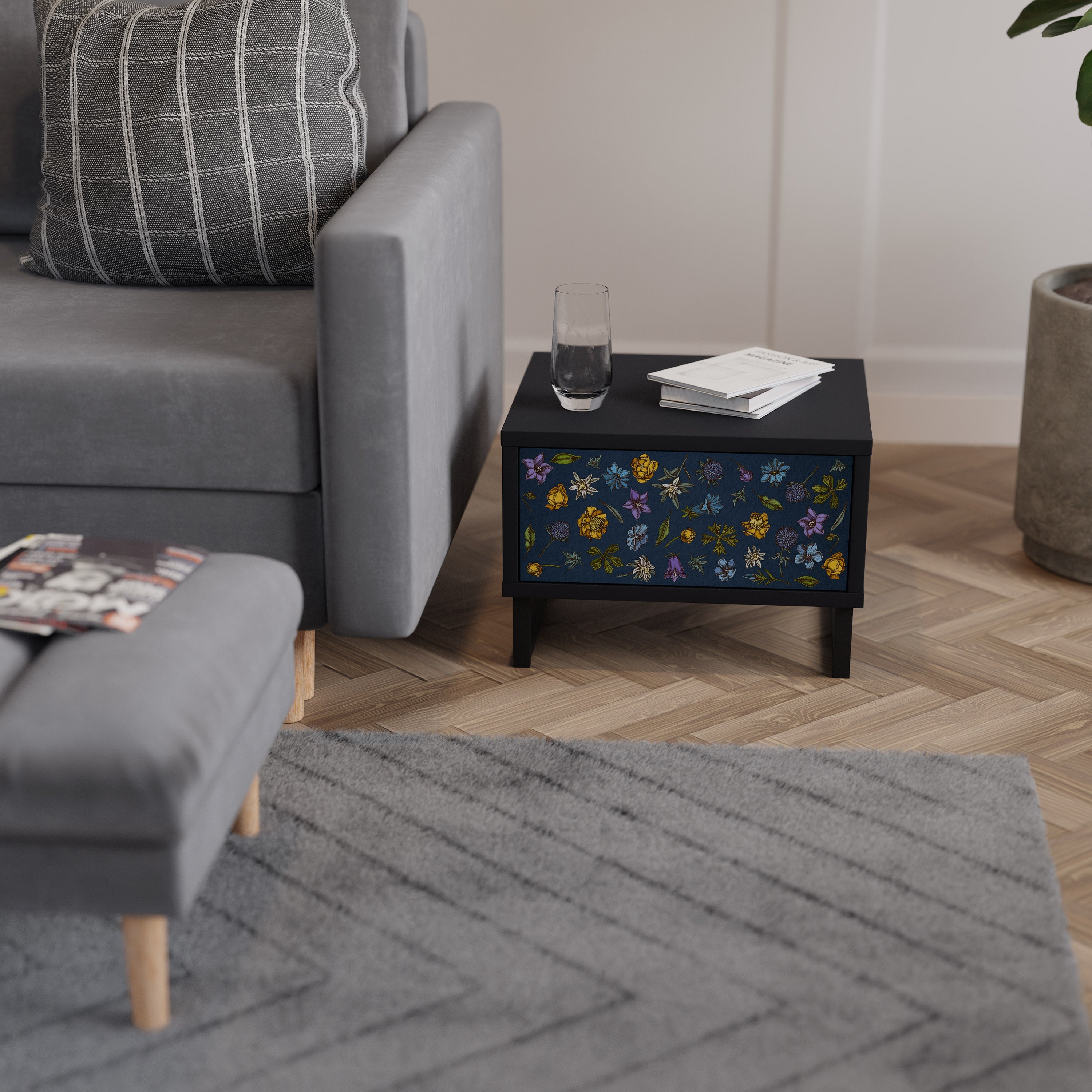 Nachttisch „FLOWERS ON NAVY BLUE“ in schwarzem Finish