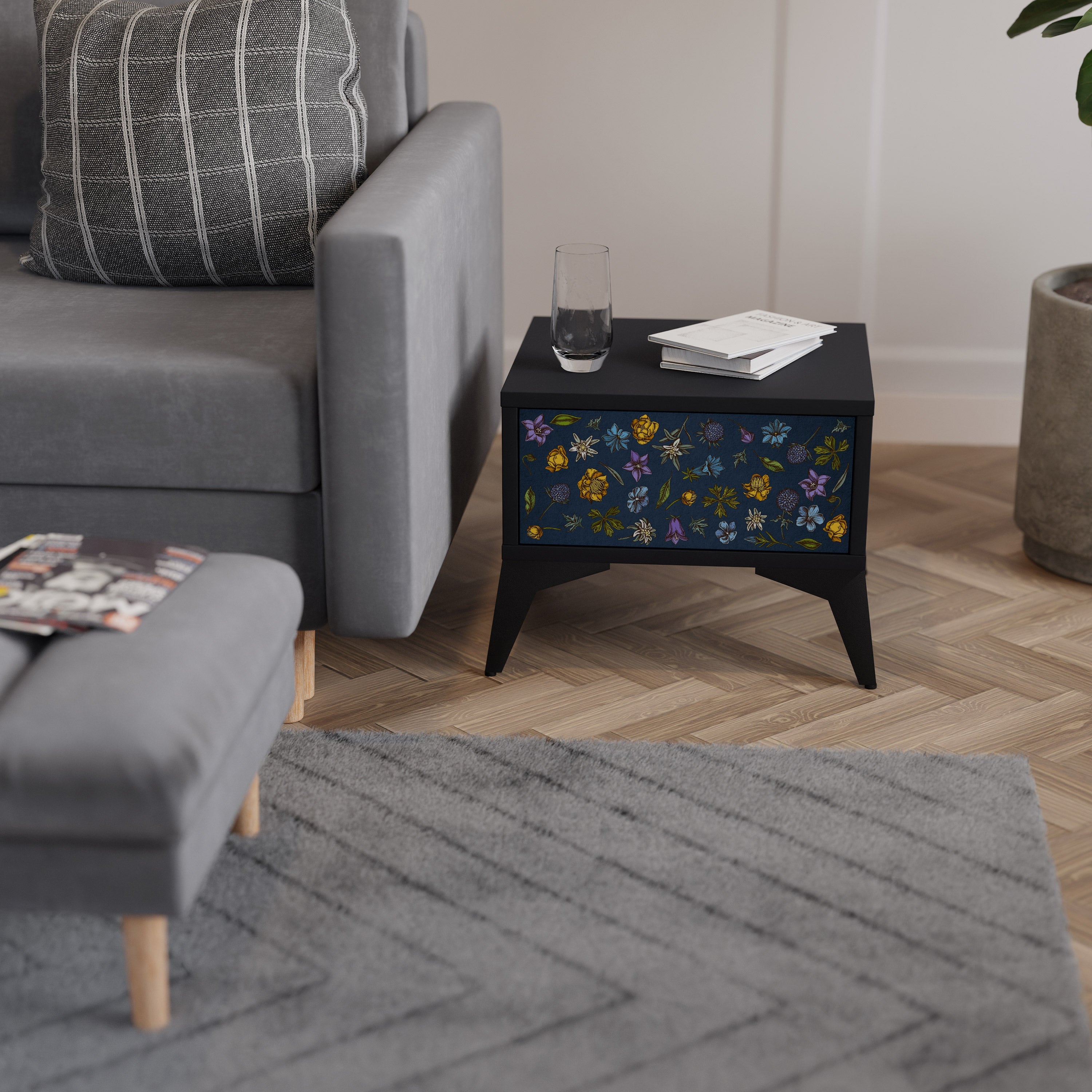 Nachttisch „FLOWERS ON NAVY BLUE“ in schwarzem Finish