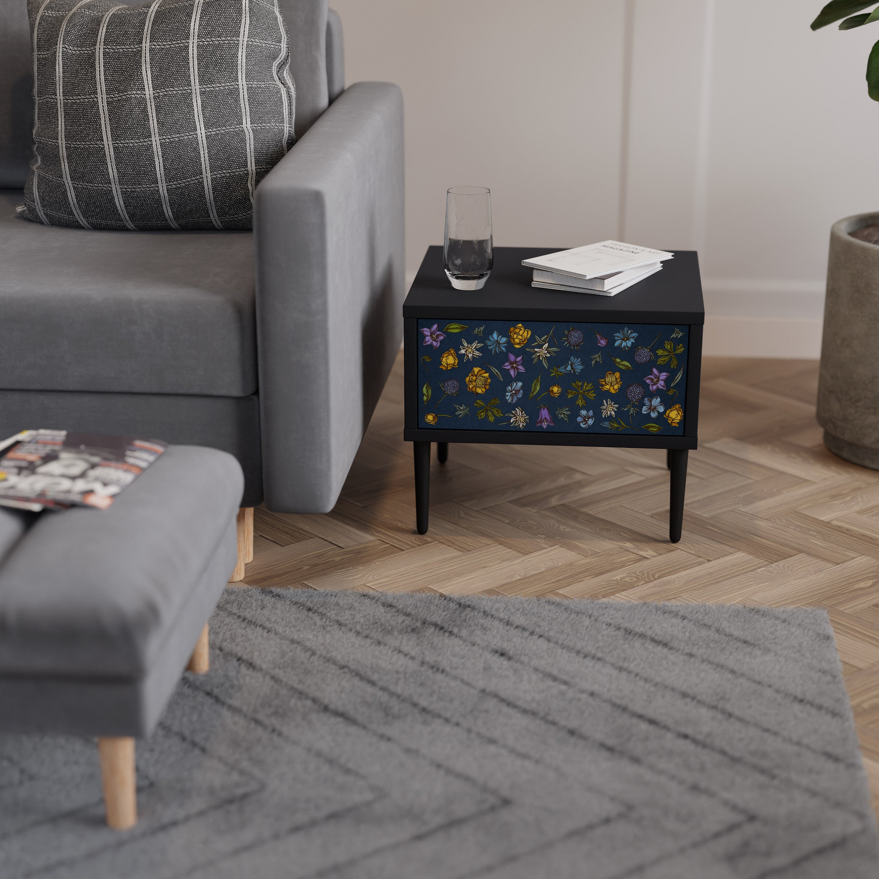 Nachttisch „FLOWERS ON NAVY BLUE“ in schwarzem Finish