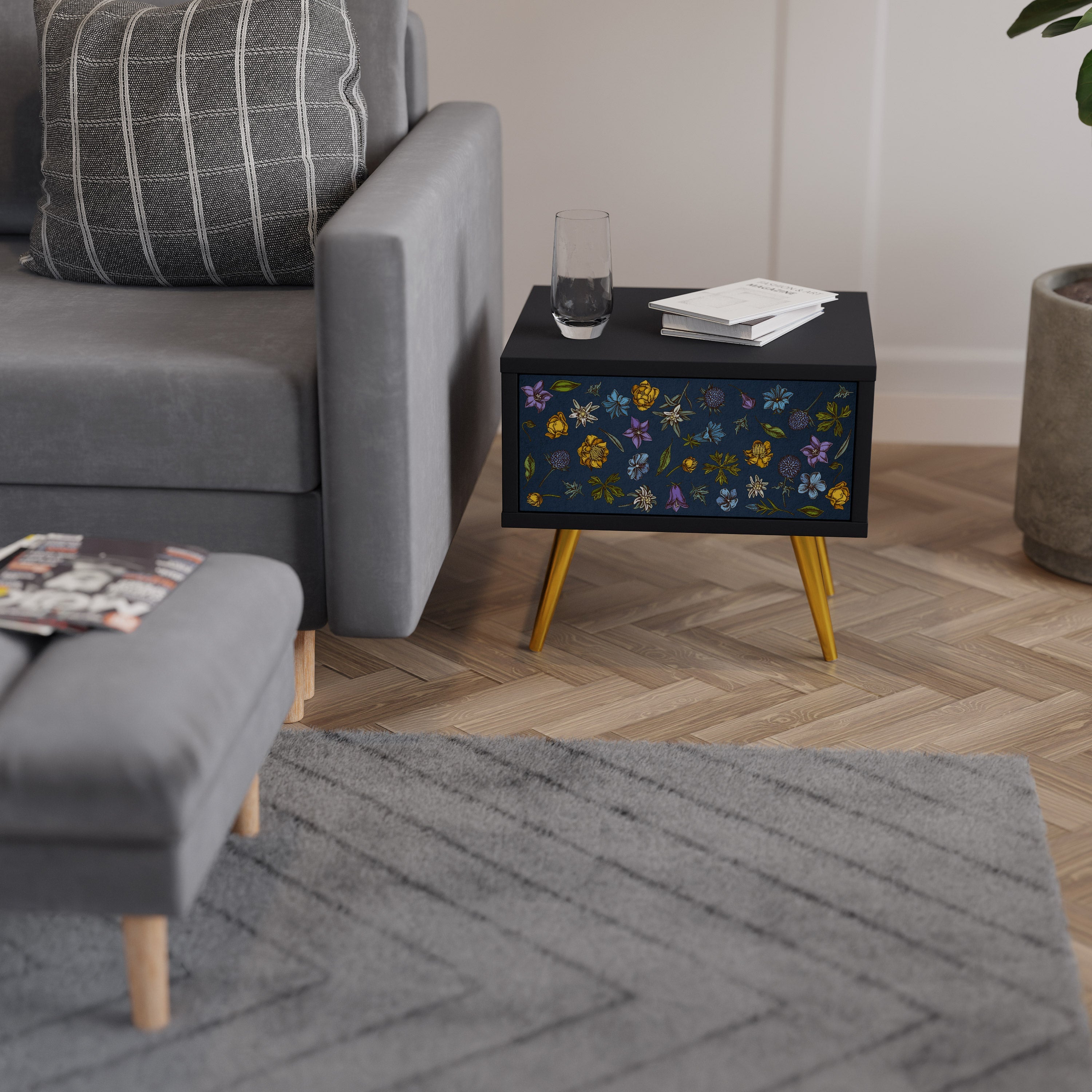 Nachttisch „FLOWERS ON NAVY BLUE“ in schwarzem Finish