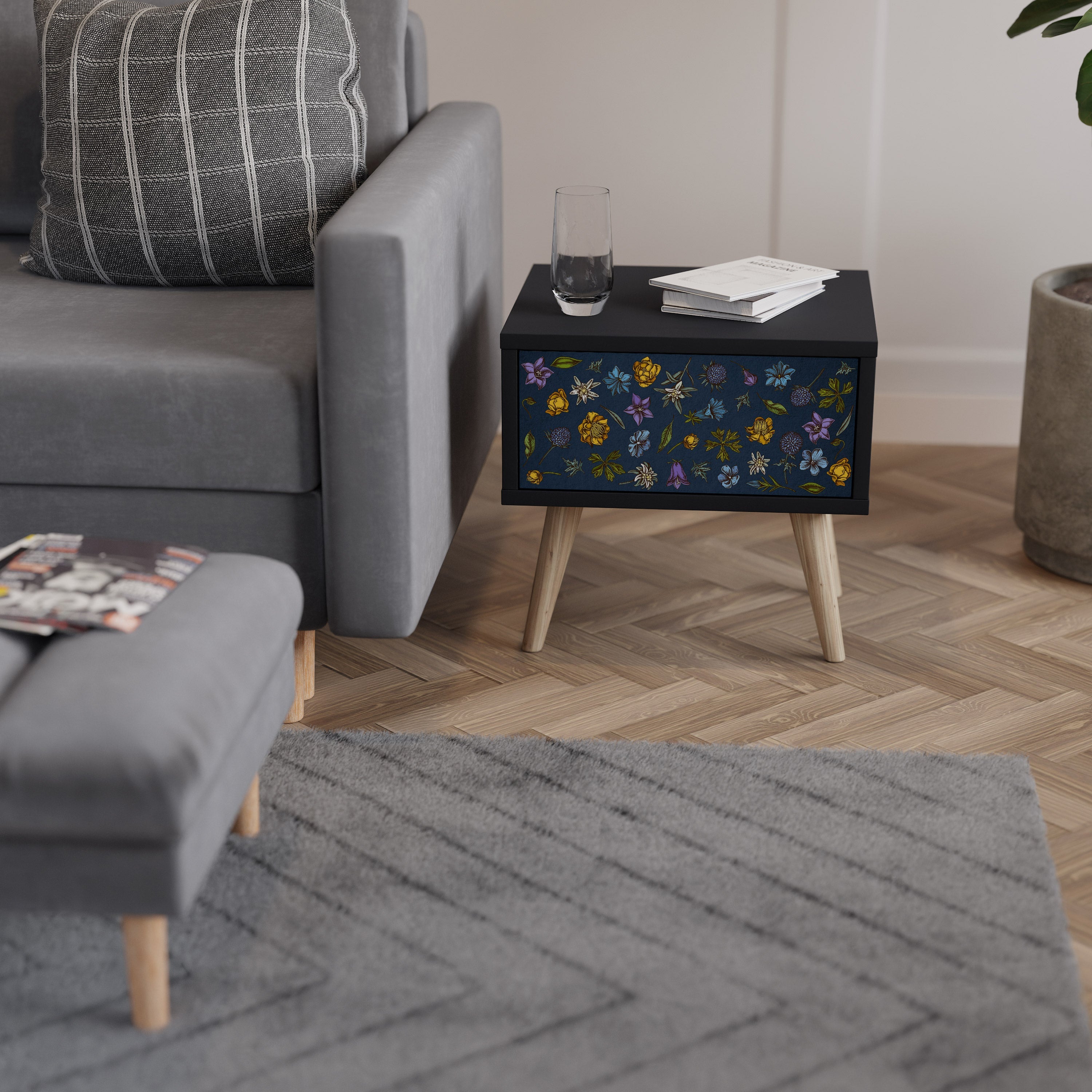 Nachttisch „FLOWERS ON NAVY BLUE“ in schwarzem Finish