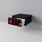 DAHLIAS AND POMEGRANATES Nachttisch in Schwarz