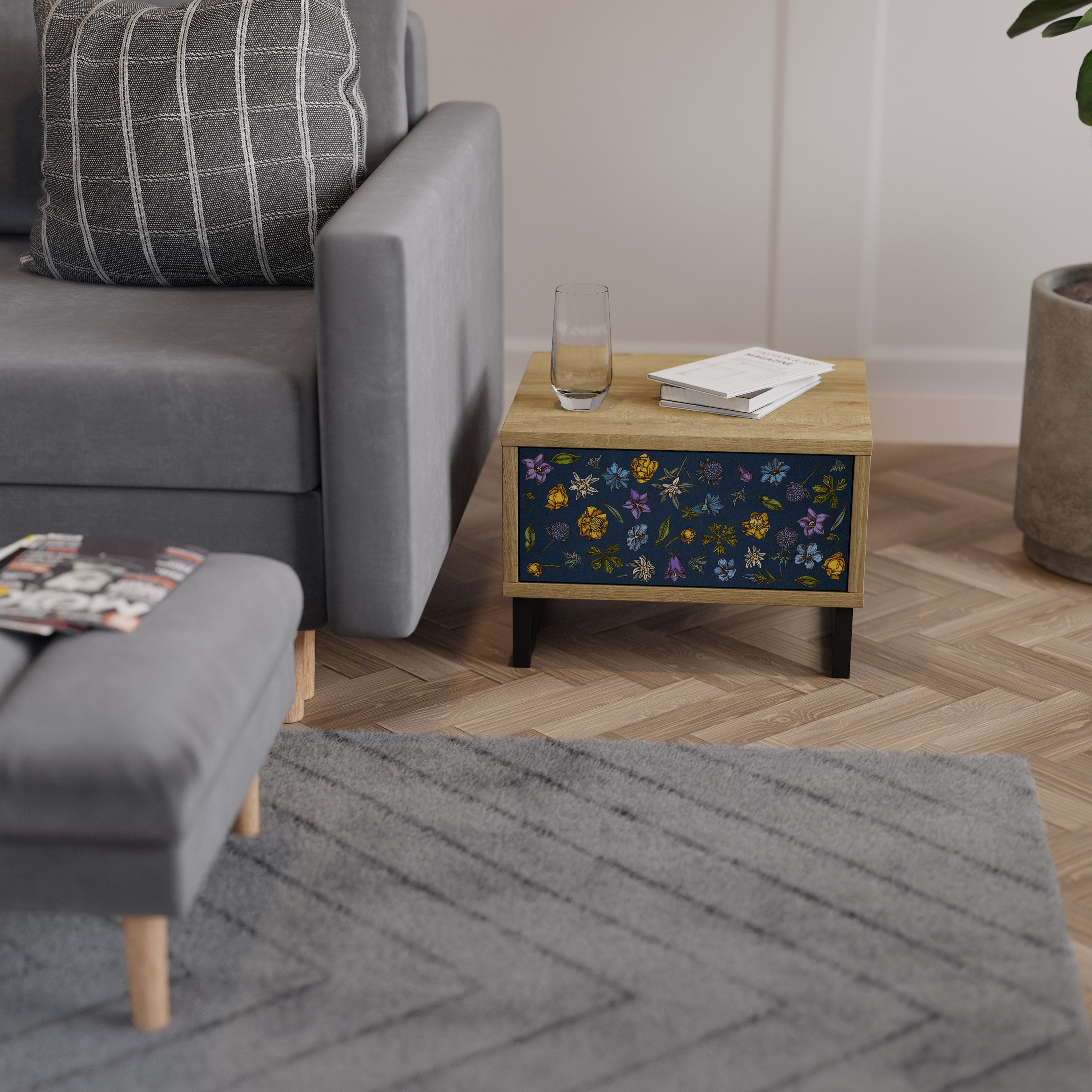 Nachttisch „FLOWERS ON NAVY BLUE“ in Eichenoptik