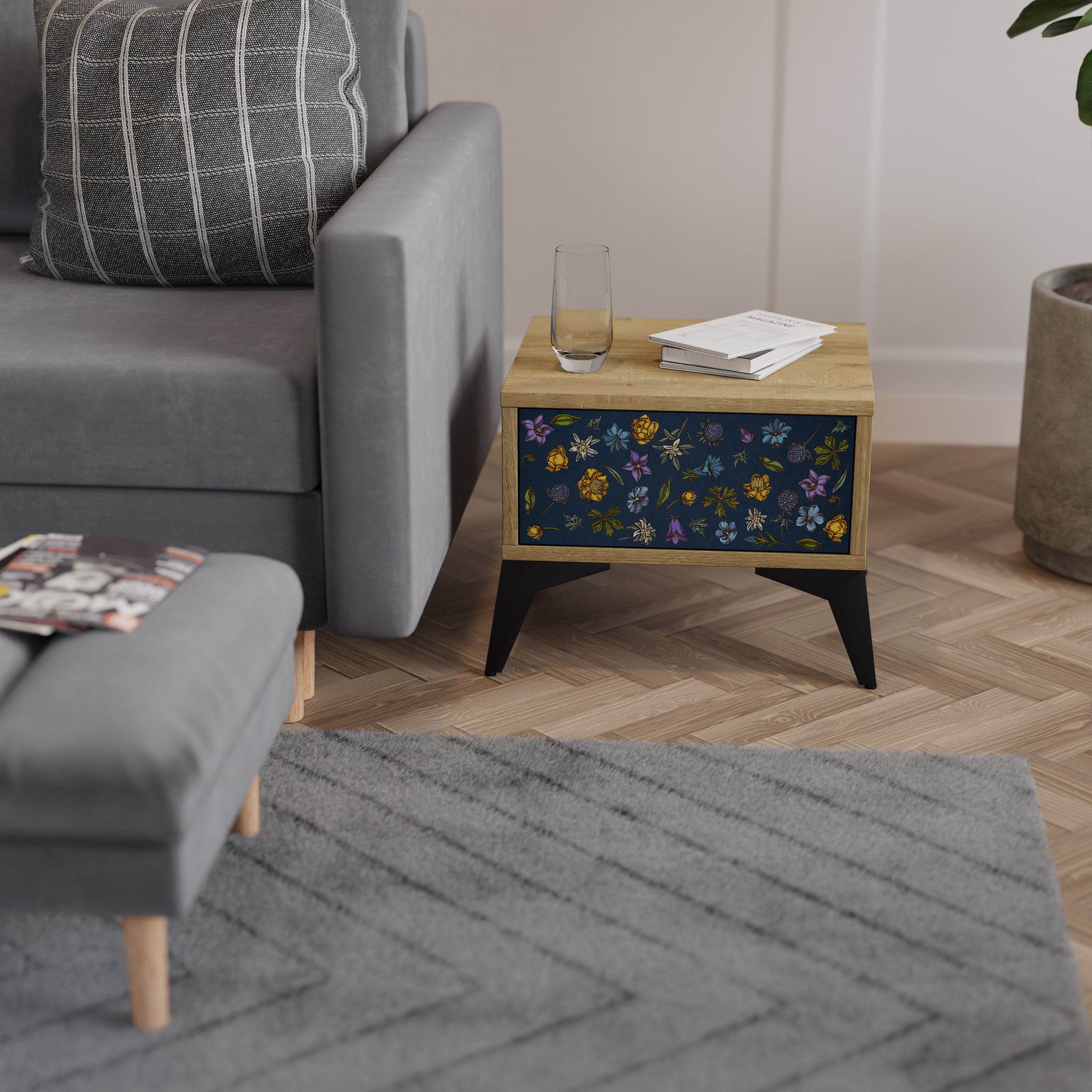 Nachttisch „FLOWERS ON NAVY BLUE“ in Eichenoptik