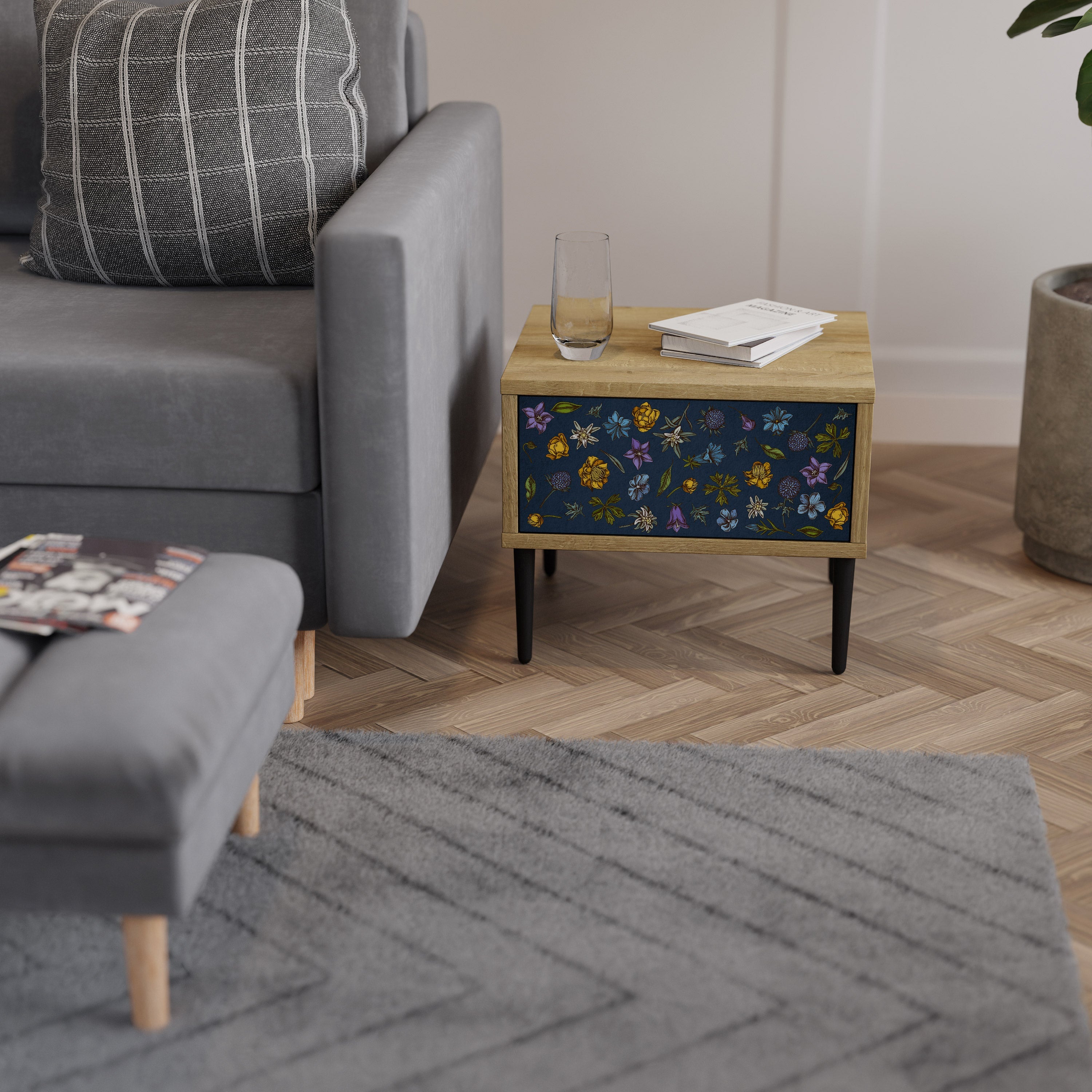 Nachttisch „FLOWERS ON NAVY BLUE“ in Eichenoptik