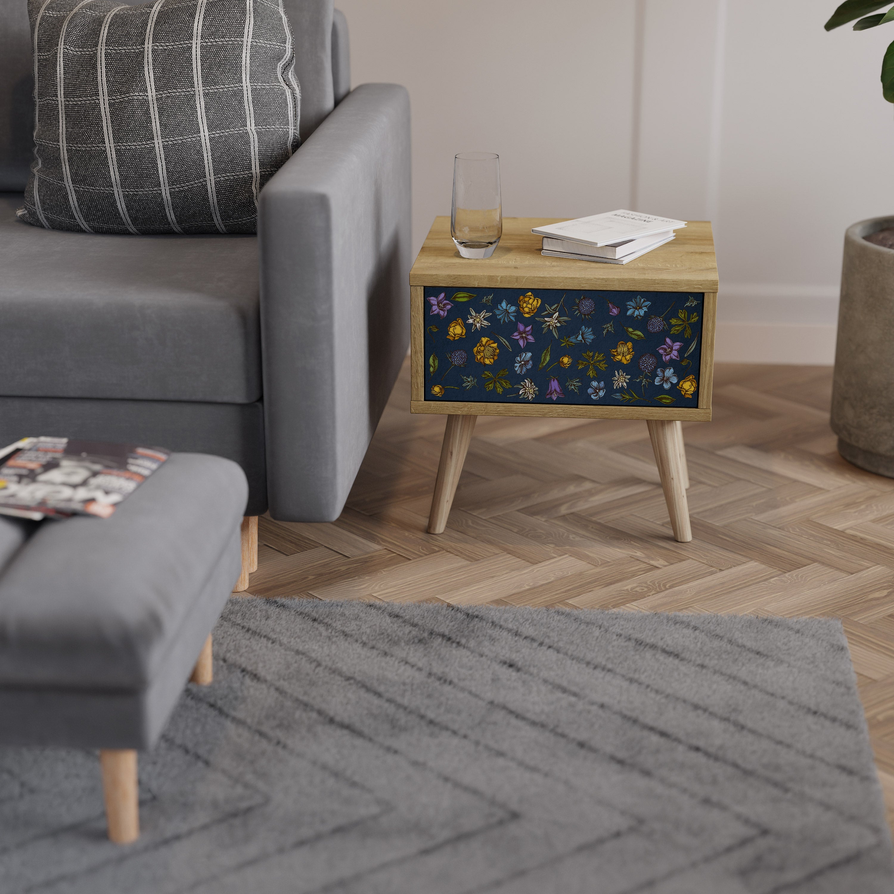 Nachttisch „FLOWERS ON NAVY BLUE“ in Eichenoptik
