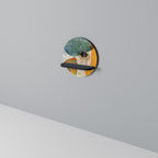 ABSTRACT FACES Rundes Kunstregal in Schwarz