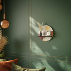 FLEETING HAPPINESS Rundes Kunstregal in Schwarz