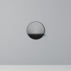 WHISPERING ROUNDS Rundes Kunstregal in Schwarz