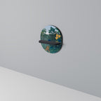 THE REPAST OF THE LION Ovales Kunstregal in Schwarz