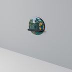 THE REPAST OF THE LION Rundes Kunstregal in Schwarz