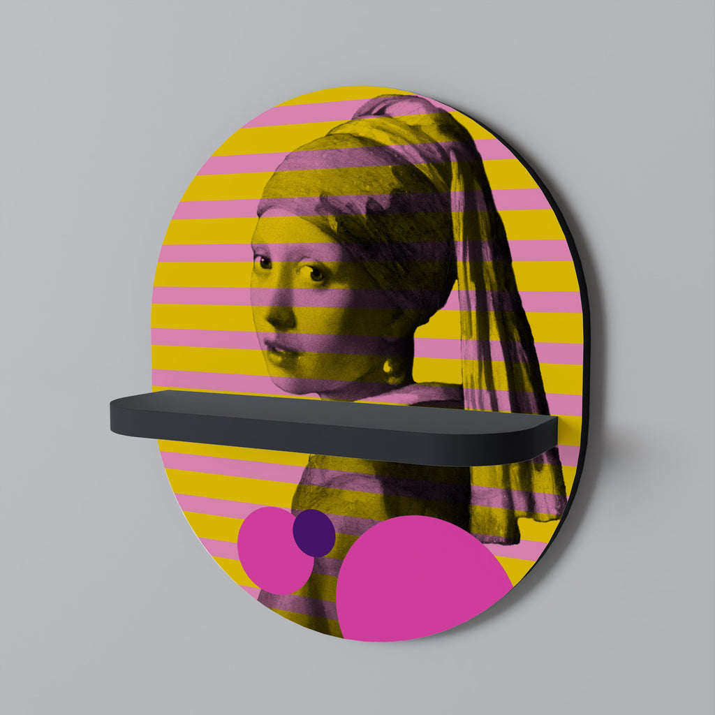 HER WITH A PEARL Ovales Kunstregal in Schwarz