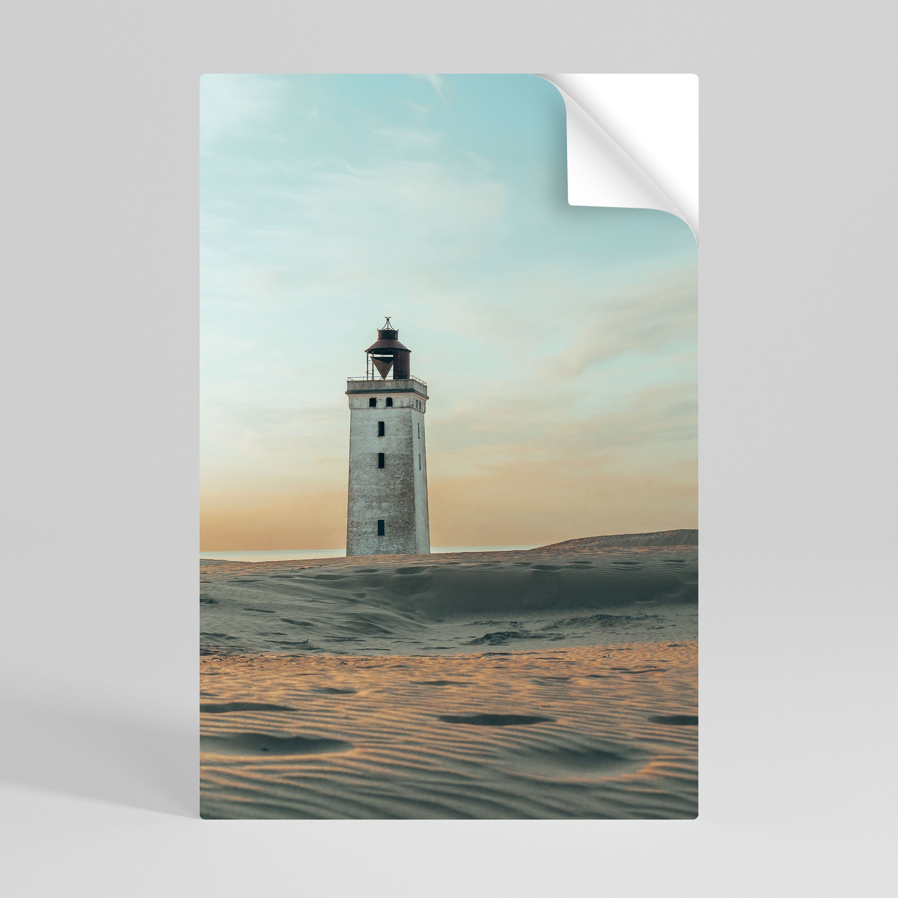 Leuchtturm in Limbo – Vertikales Poster zum Abziehen und Aufkleben