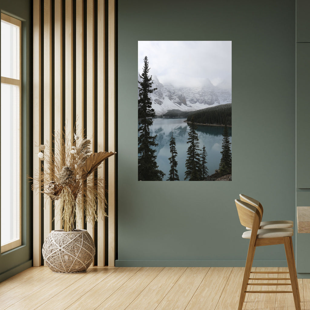 MISTY FOREST BOUNDARIES Vertikales Poster zum Abziehen und Aufkleben