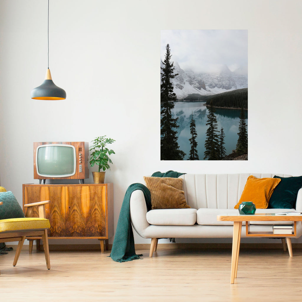 MISTY FOREST BOUNDARIES Vertikales Poster zum Abziehen und Aufkleben