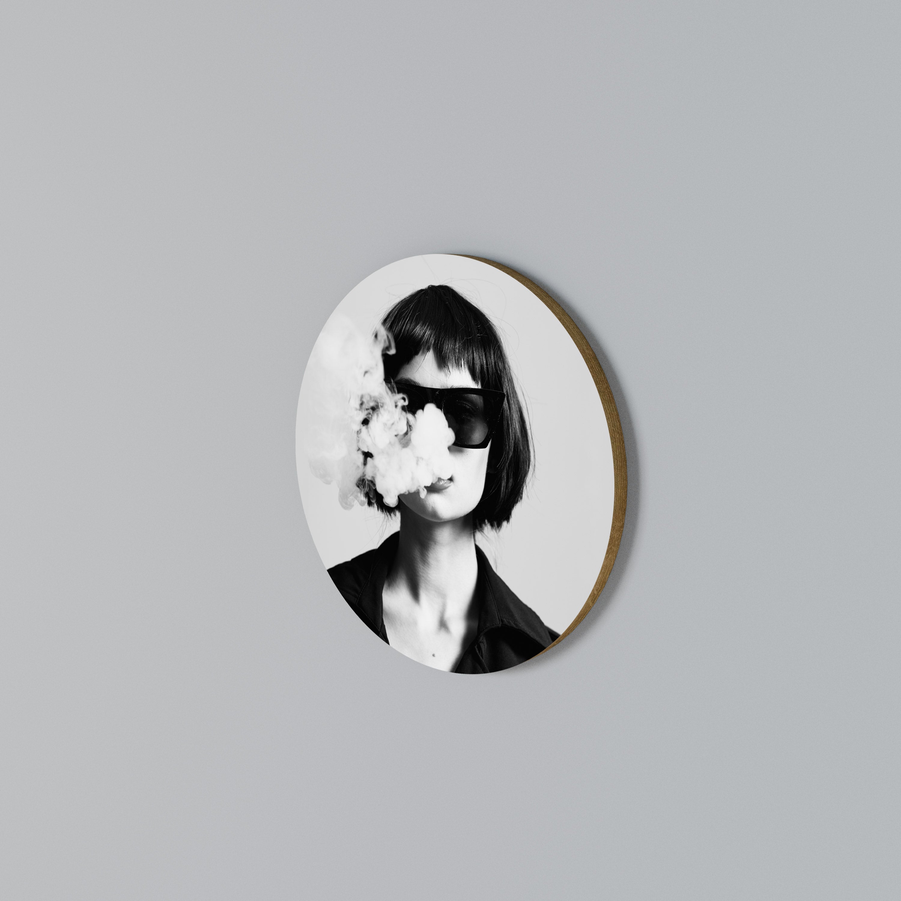 SMOKY BELLE Round Wall Art