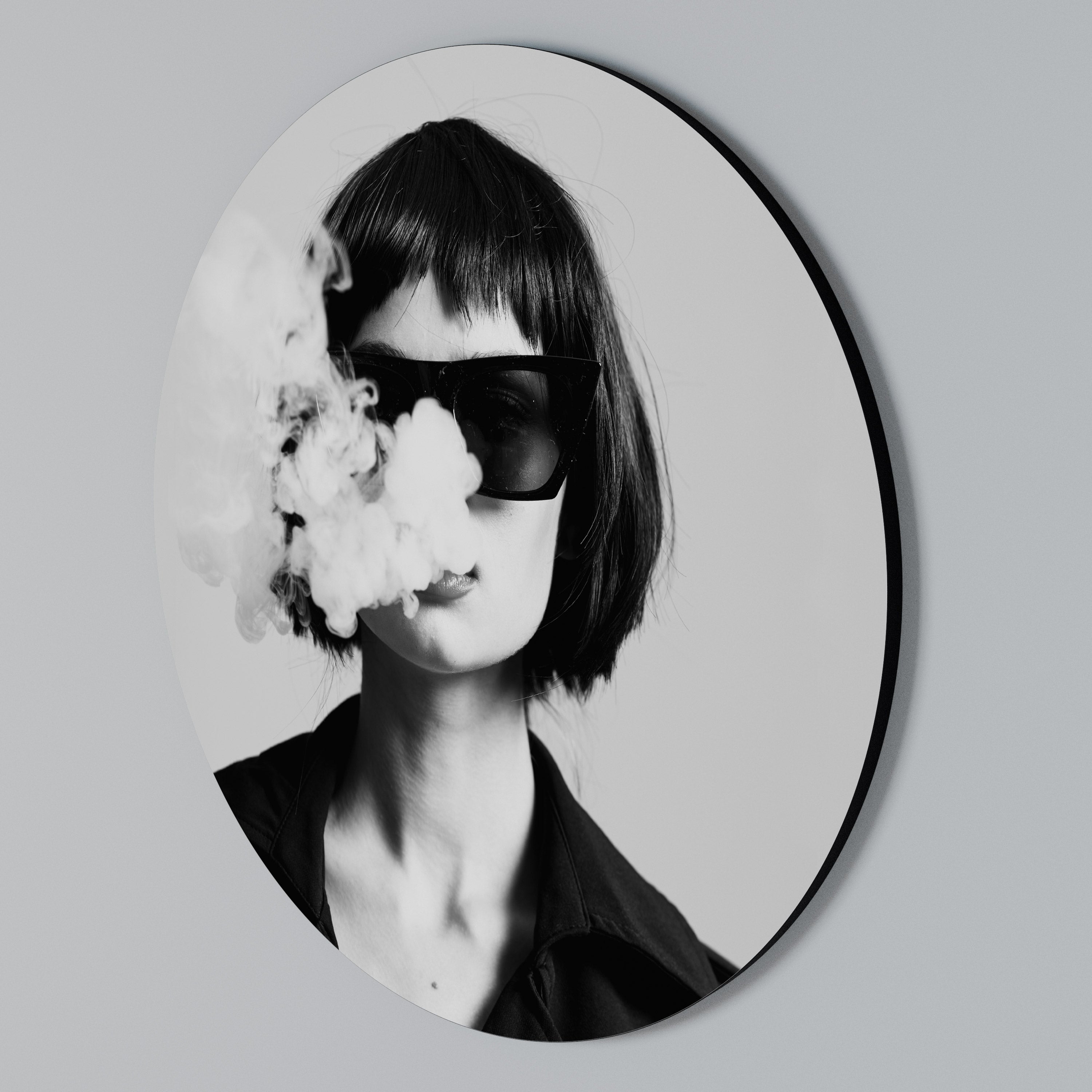 SMOKY BELLE Round Wall Art