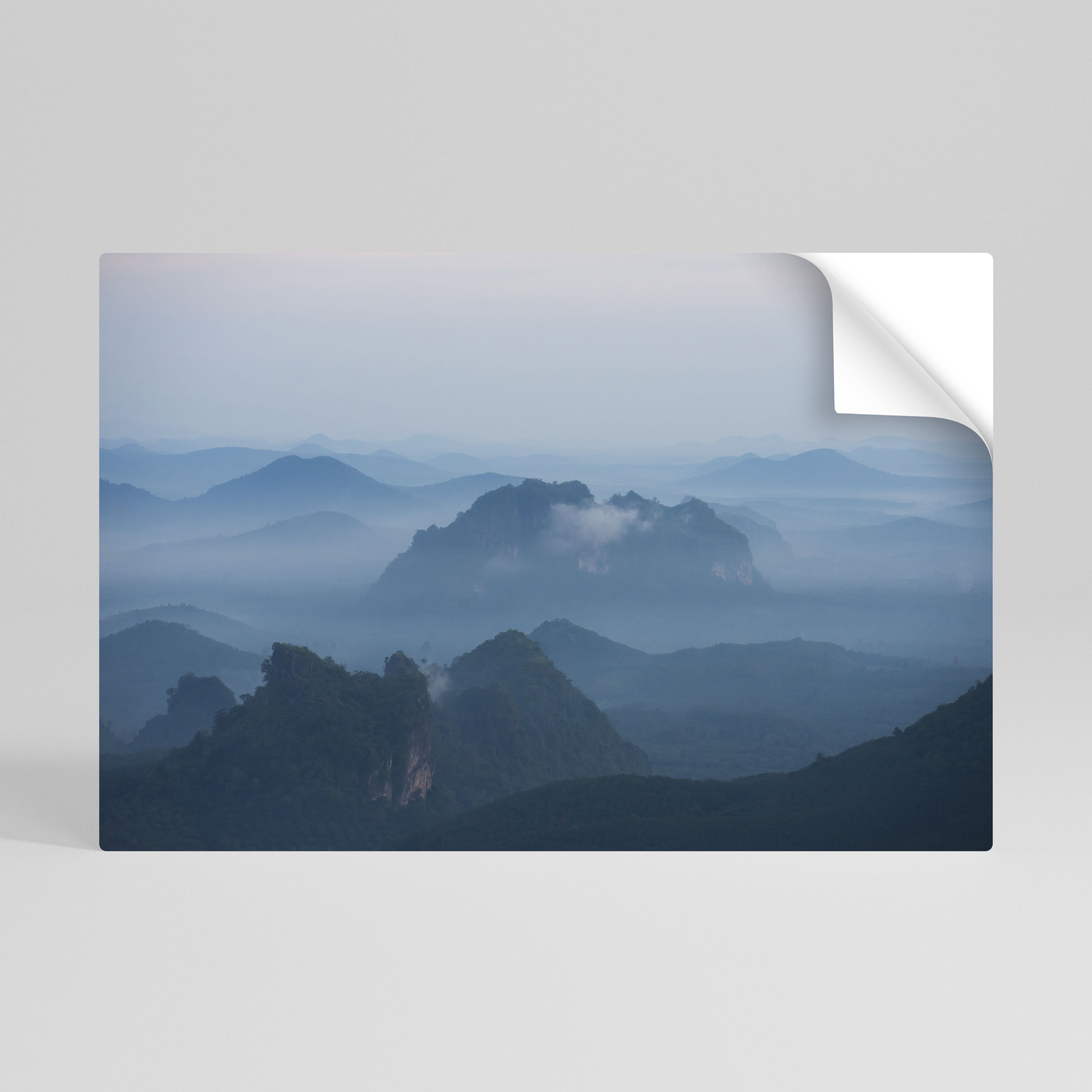 MISTY MOUNTAIN WHISPER Selbstklebendes Horizontal-Poster