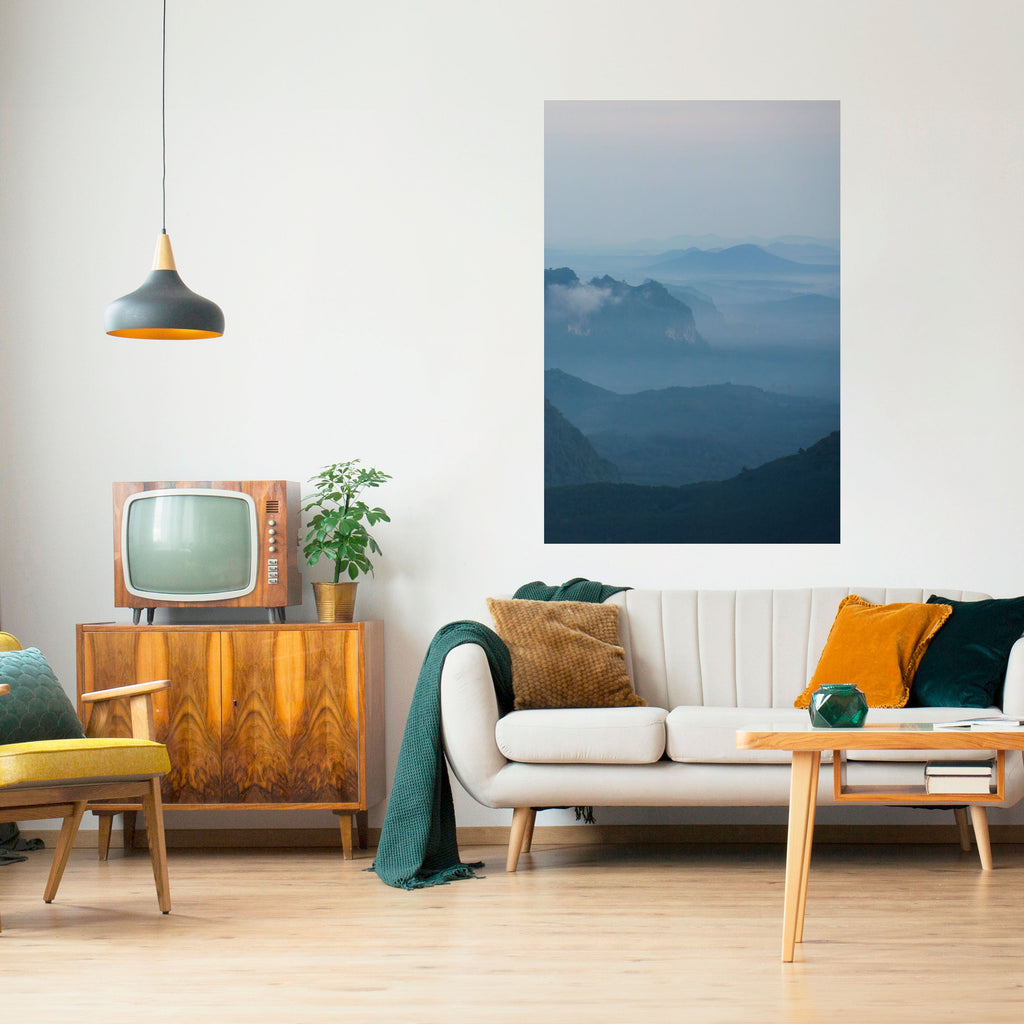 MISTY MOUNTAIN WHISPER Vertikales Poster zum Abziehen und Aufkleben