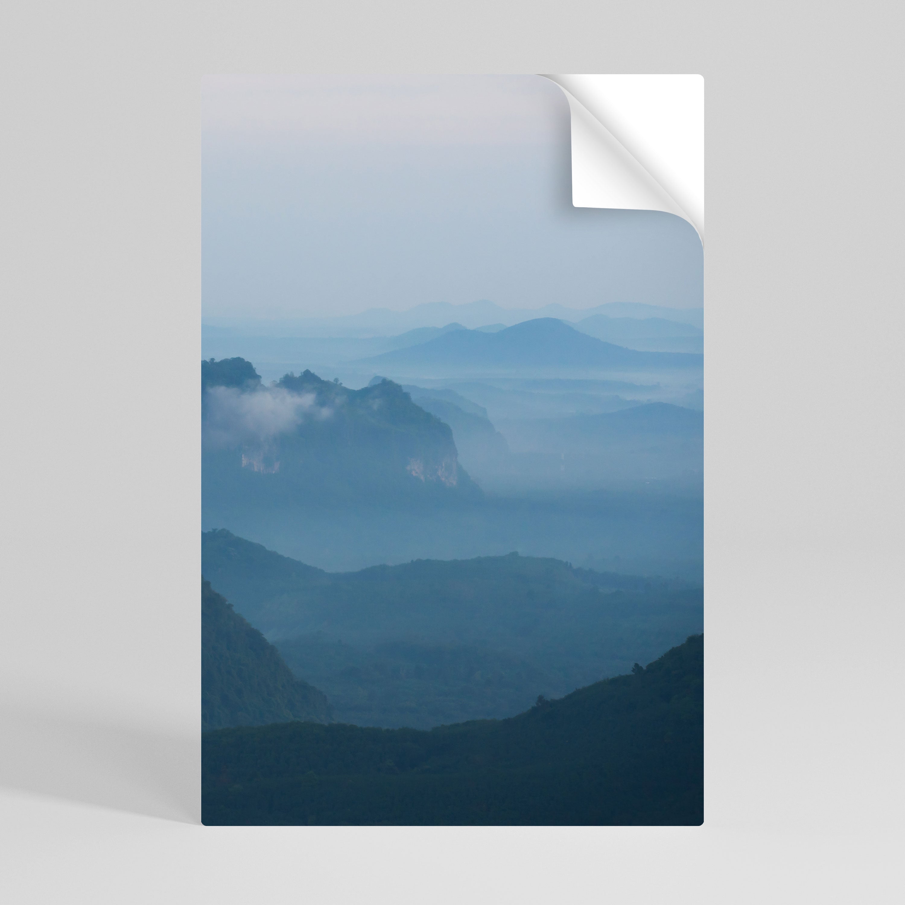 MISTY MOUNTAIN WHISPER Vertikales Poster zum Abziehen und Aufkleben