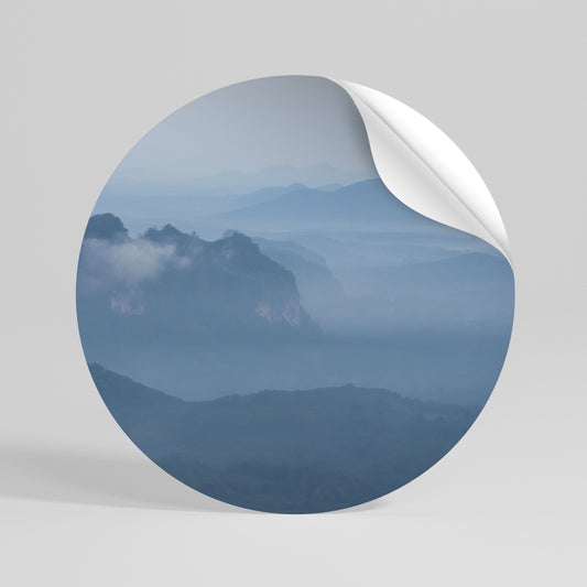 MISTY MOUNTAIN WHISPER Runder Wandsticker zum Abziehen und Aufkleben