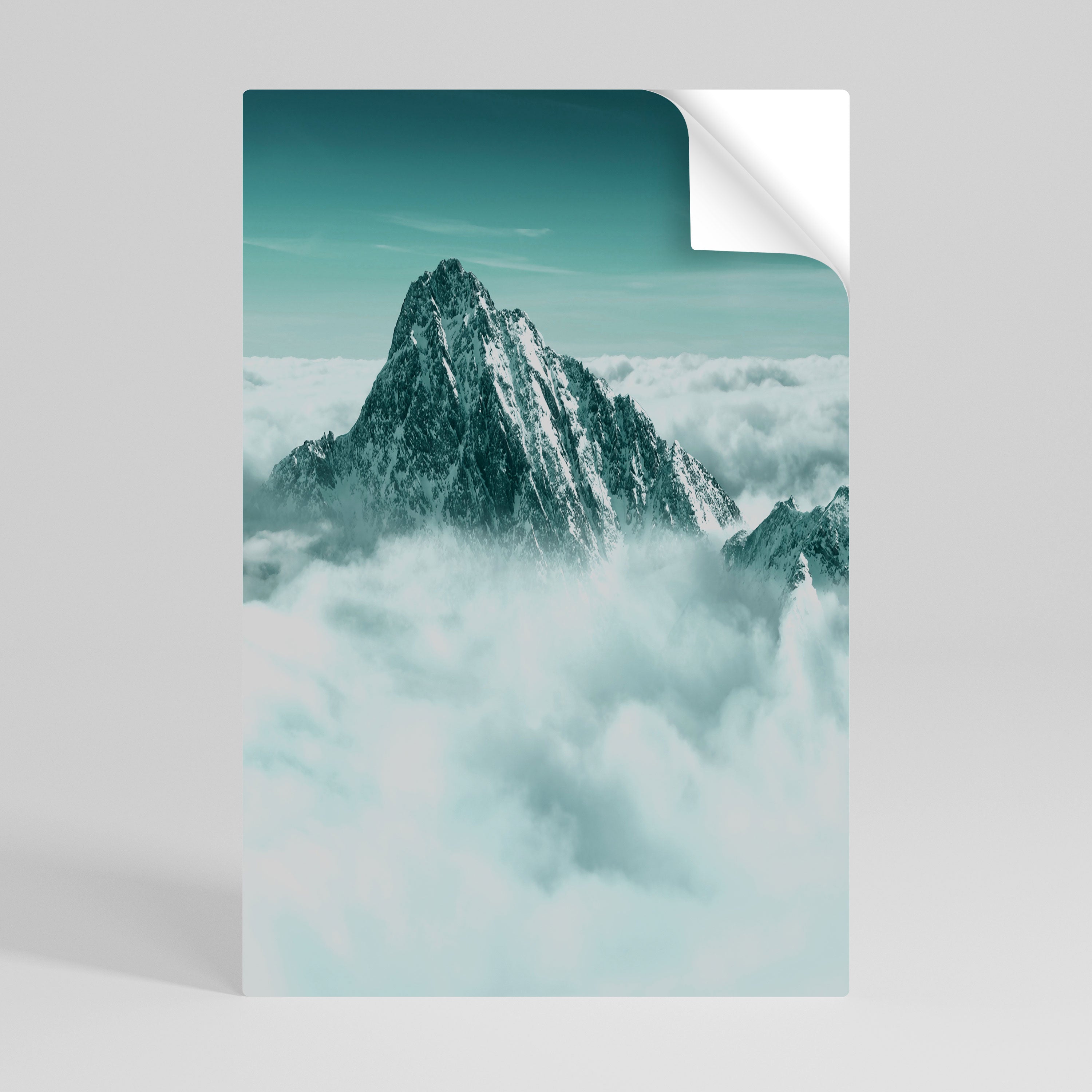 CLOUD-KISSED PEAK Vertikales Poster zum Abziehen und Aufkleben