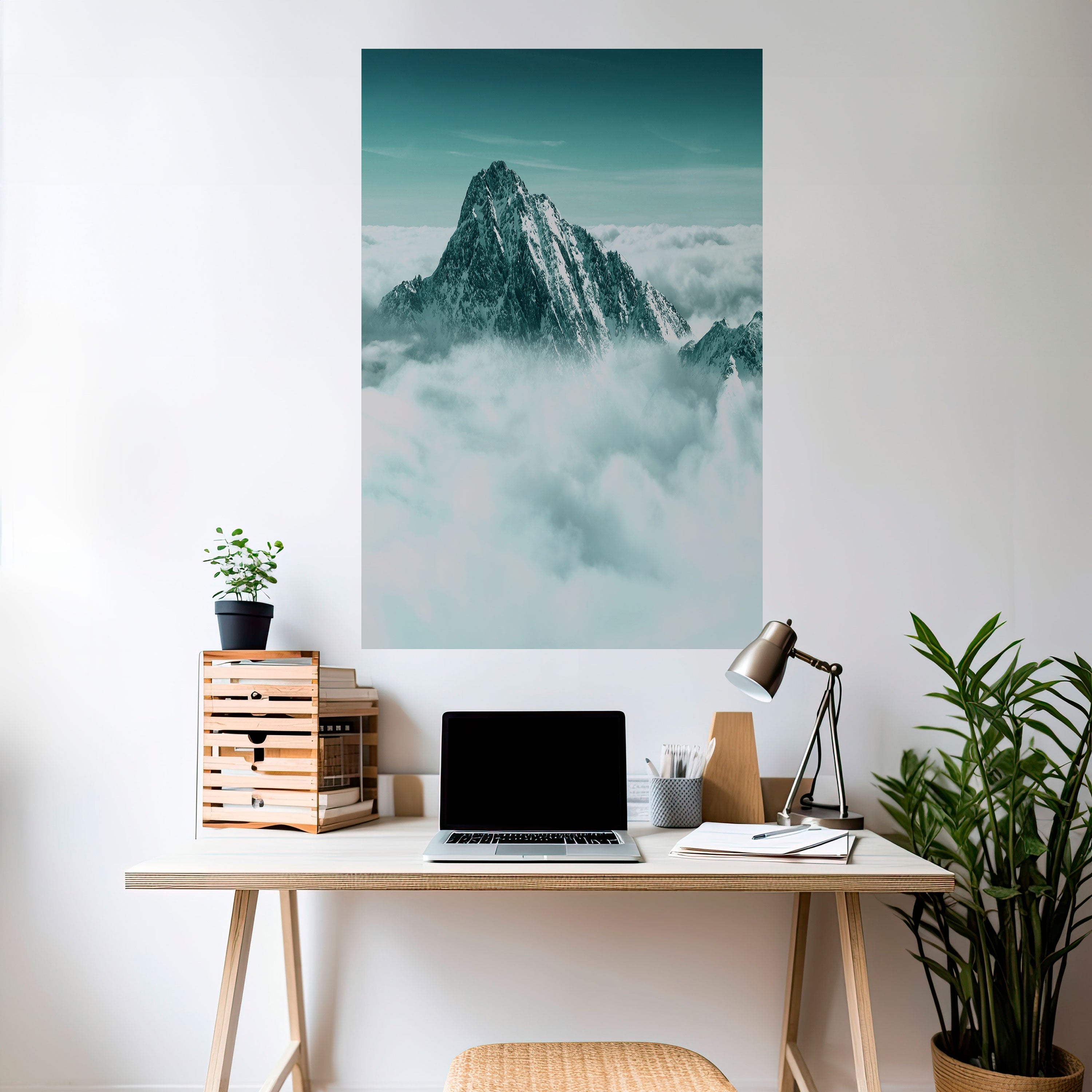 CLOUD-KISSED PEAK Vertikales Poster zum Abziehen und Aufkleben