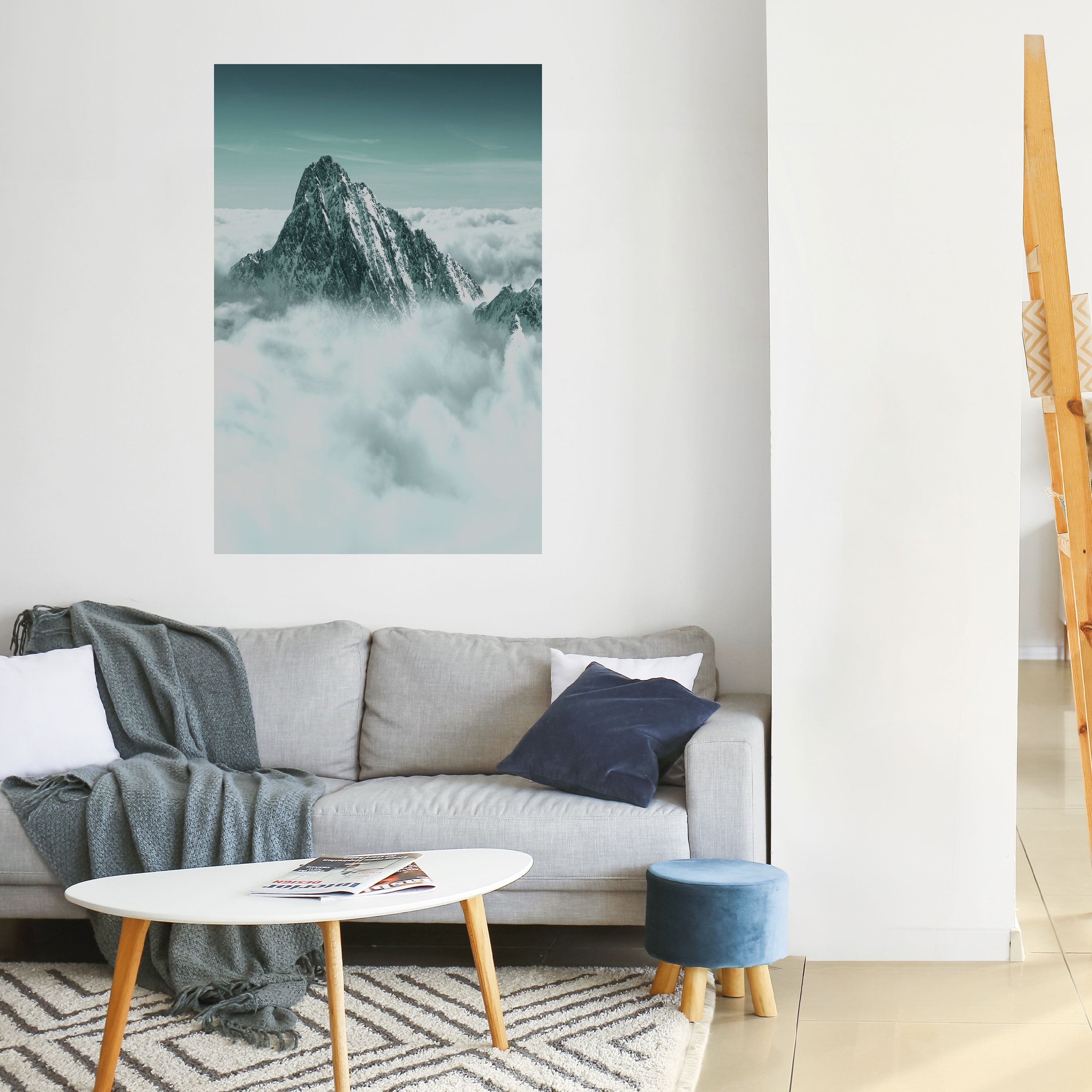 CLOUD-KISSED PEAK Vertikales Poster zum Abziehen und Aufkleben