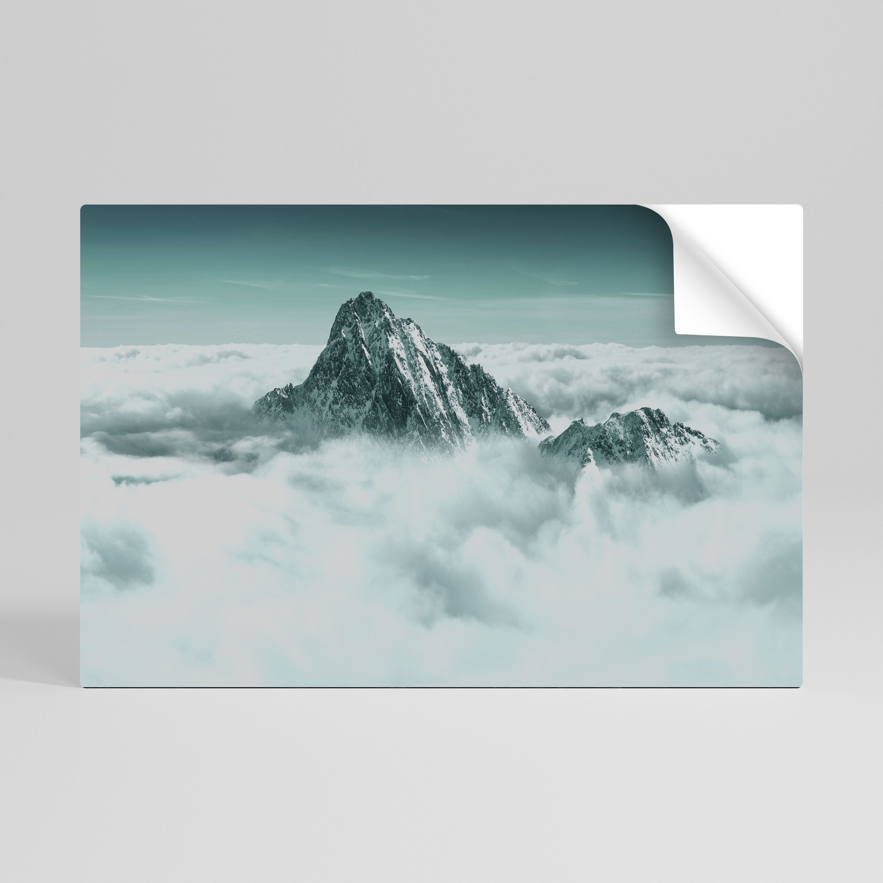 CLOUD-KISSED PEAK Selbstklebendes Horizontal-Poster