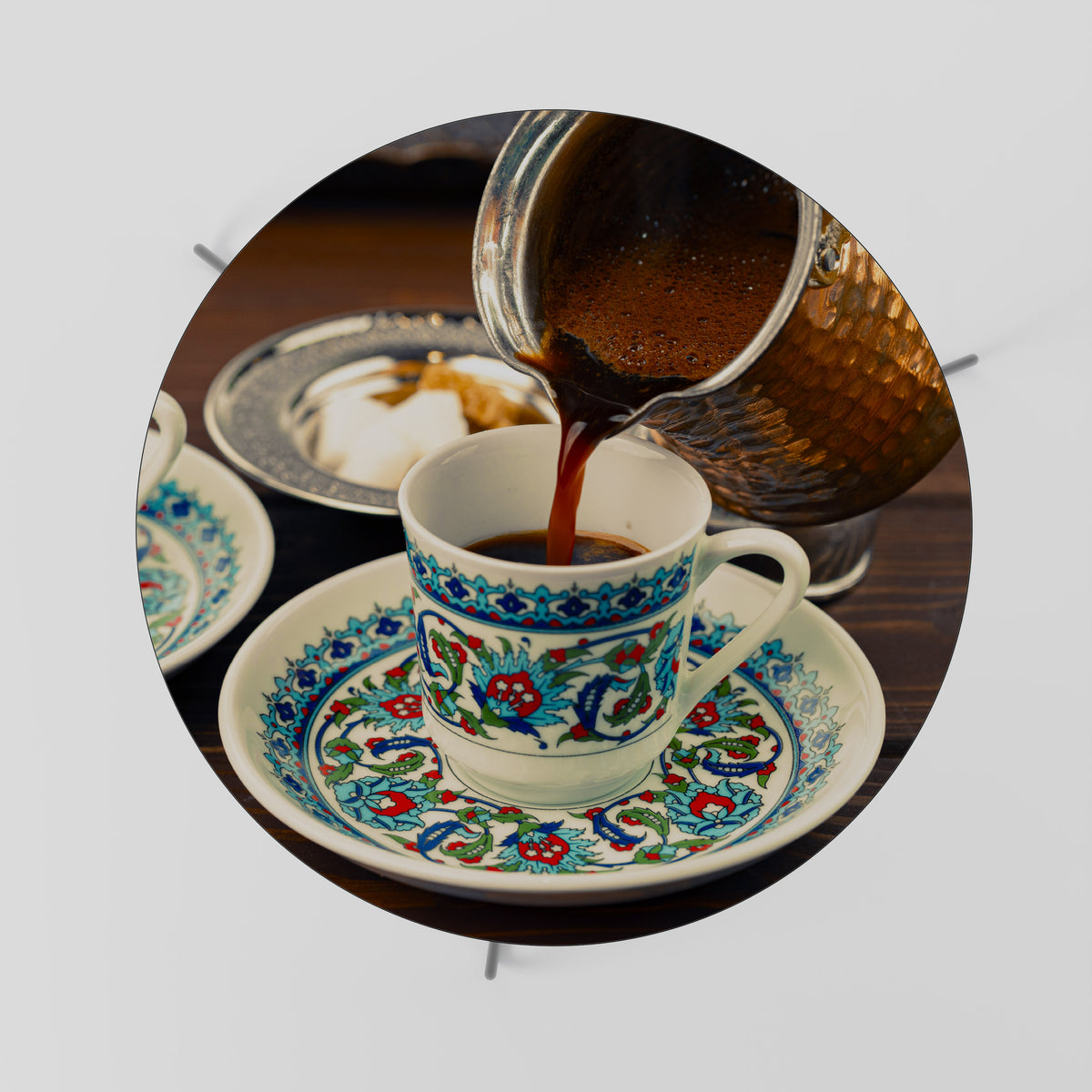 TRADITION IN A CUP Couchtisch