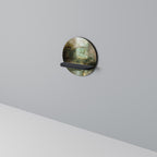 SUNLIT STILLNESS Rundes Kunstregal in Schwarz