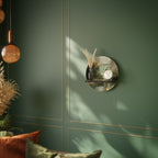 SUNLIT STILLNESS Rundes Kunstregal in Schwarz