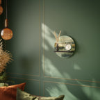 MORNING BY THE LAKE Rundes Kunstregal in Schwarz