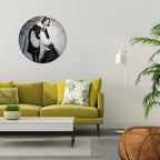 SWEEPING UNDER (BANKSY) Runde Wanddekoration Ø 69 cm