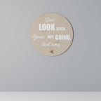 MOVE FORWARD BRAVELY Runde Wanddekoration Ø 69 cm