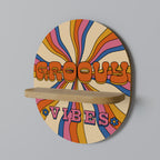 RADIANT GROOVY VIBES Ovales Kunstregal in Eiche-Optik