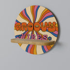 RADIANT GROOVY VIBES Rundes Kunstregal in Eiche-Optik