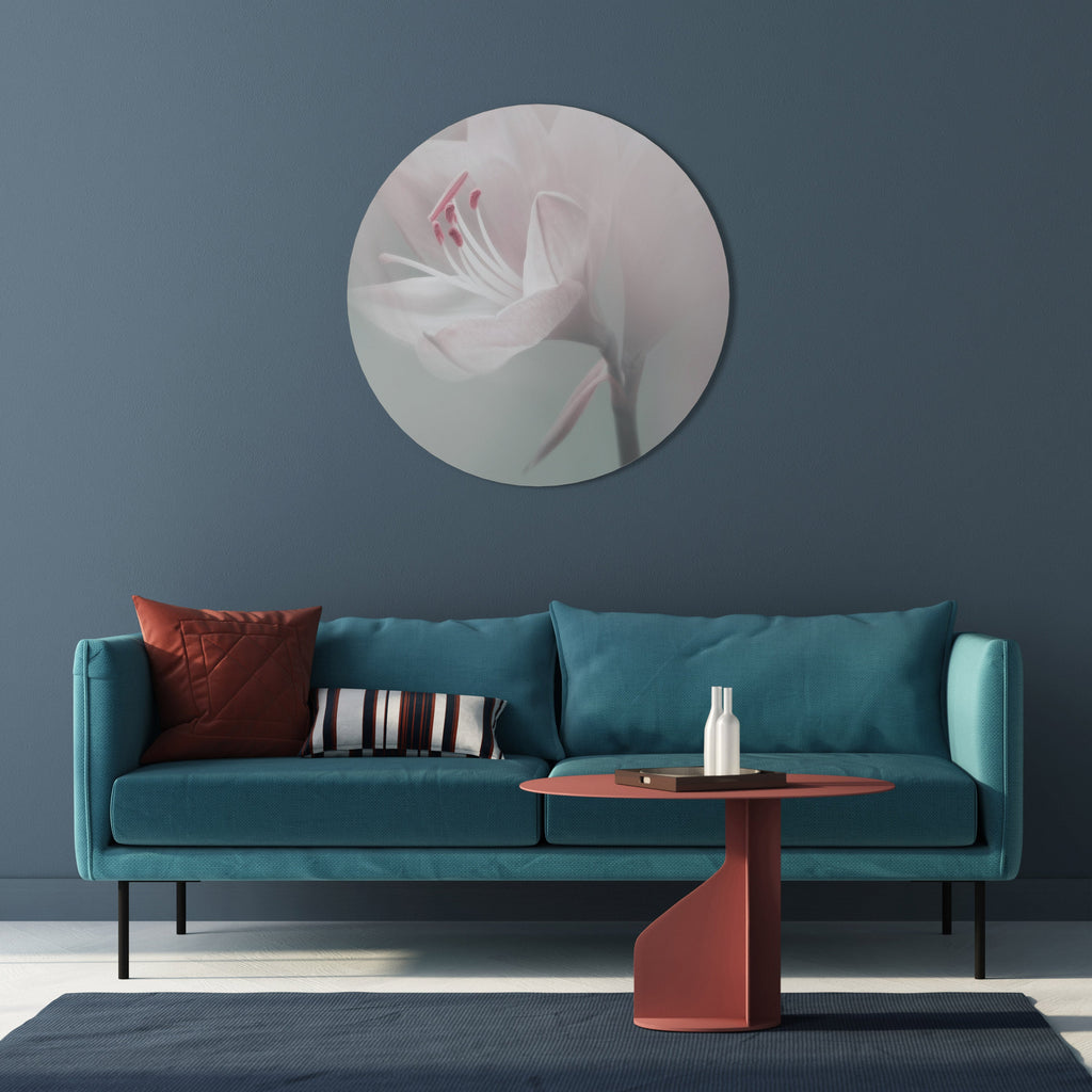 Runde Wandkunst „GENTLE LILY“
