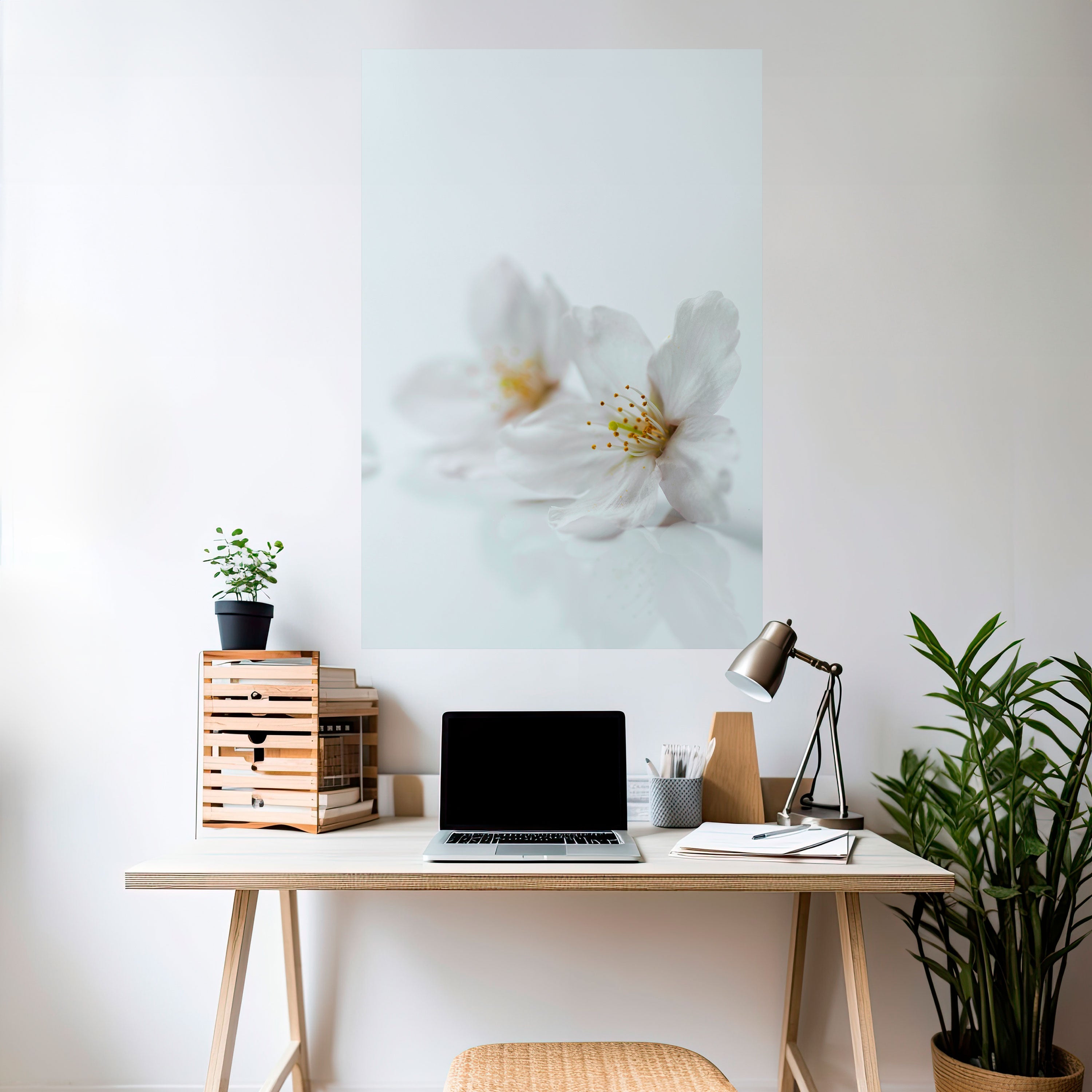 FLEETING WHITE PETALS Vertikales Poster zum Abziehen und Aufkleben