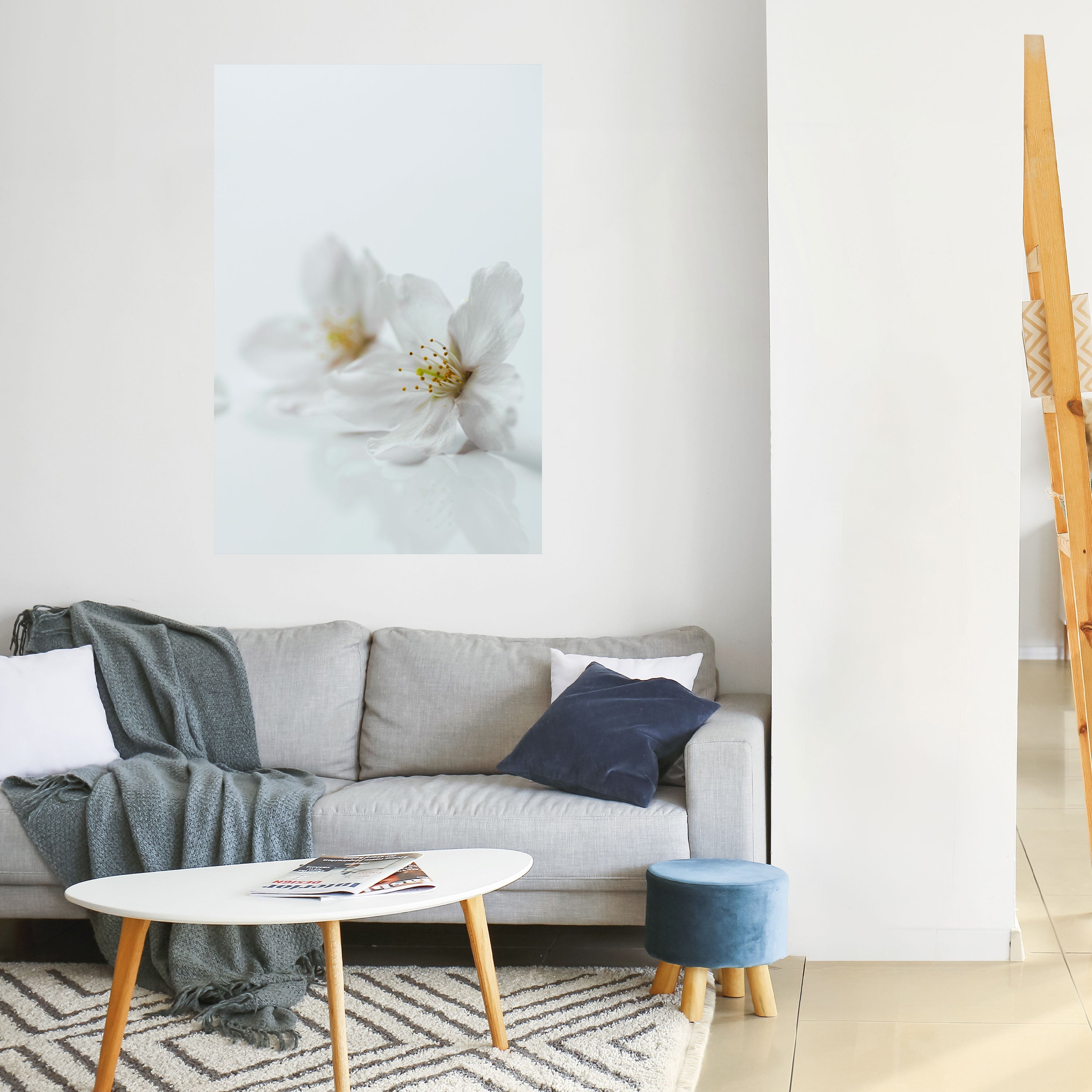 FLEETING WHITE PETALS Vertikales Poster zum Abziehen und Aufkleben