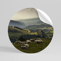 SHEEP IN SERENITY Runder Wandsticker zum Abziehen und Aufkleben